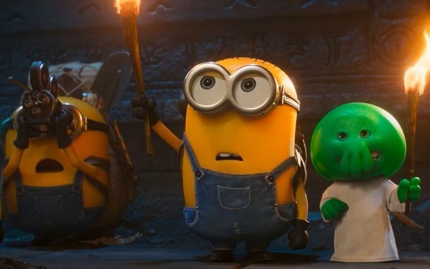 Robot hình người tự dưng đang nhảy bất ngờ... ôm nữ sinh - Ảnh 1.