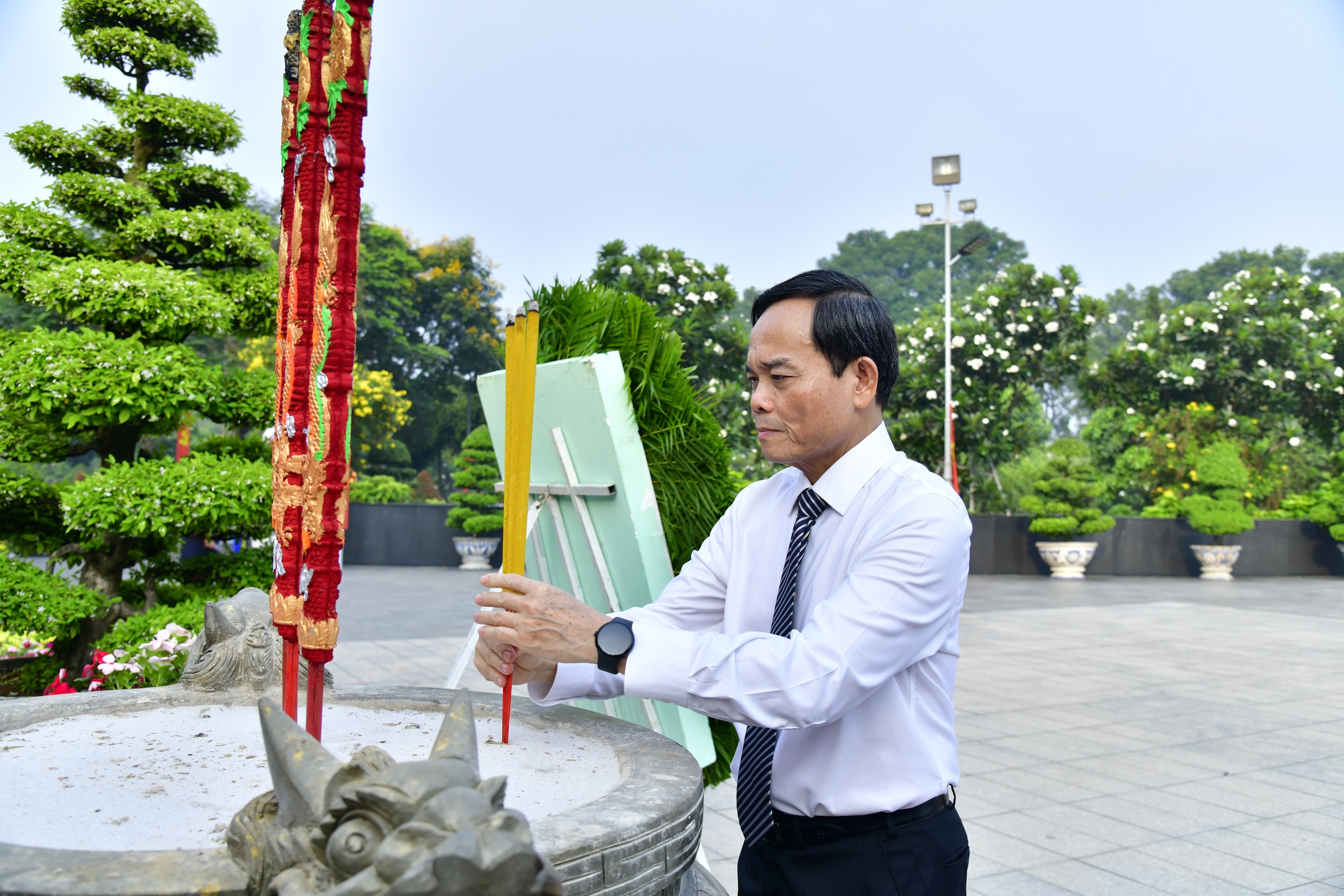 Lãnh đạo TP.HCM dâng hương tưởng nhớ Chủ tịch Hồ Chí Minh, các Anh hùng liệt sĩ - Ảnh 2.