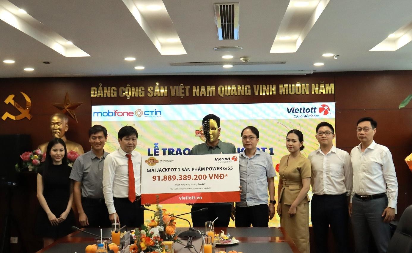 Trúng Vietlott hơn 91 tỉ đồng, nam doanh nhân báo ngay cho vợ - Ảnh 1.