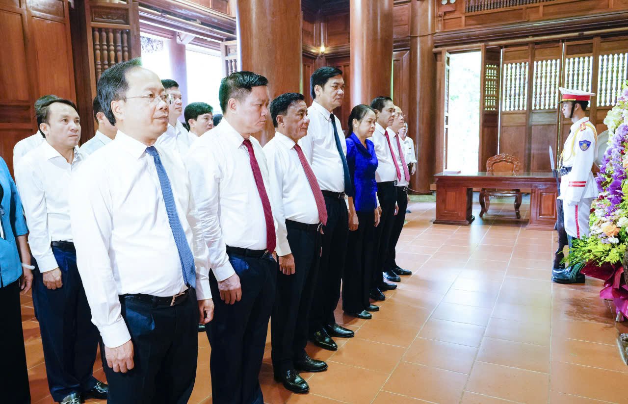 Thường trực Ban Bí thư Trần Cẩm Tú dâng hương tưởng niệm Chủ tịch Hồ Chí Minh - Ảnh 1.