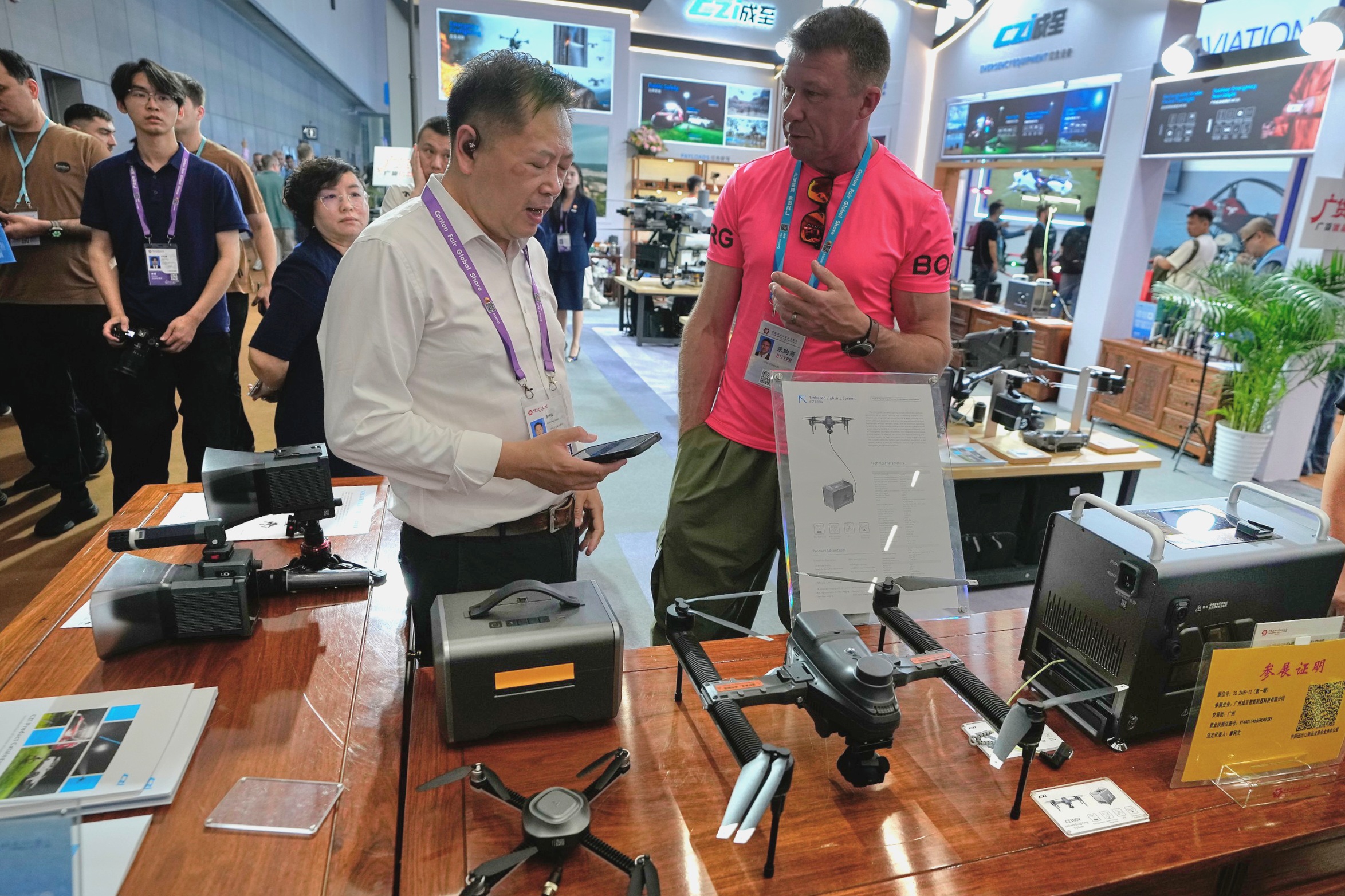 Bắc Kinh cấm mua bán, vận chuyển drone từ 1-5, vì sao? - Ảnh 1.