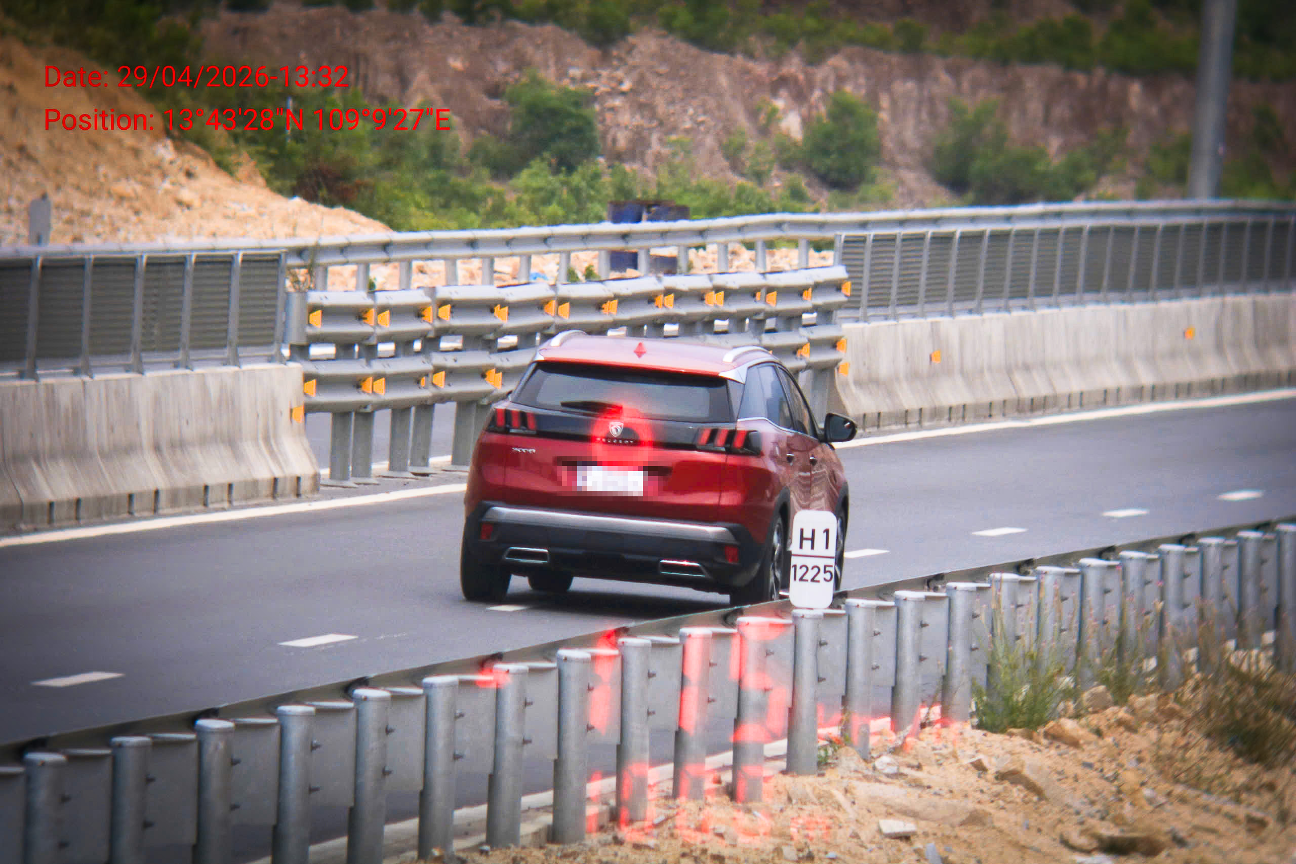 Nhiều xe chạy quá tốc độ cho phép trong ngày đầu khai thác cao tốc Quảng Ngãi - hầm Cù Mông - Ảnh 1.