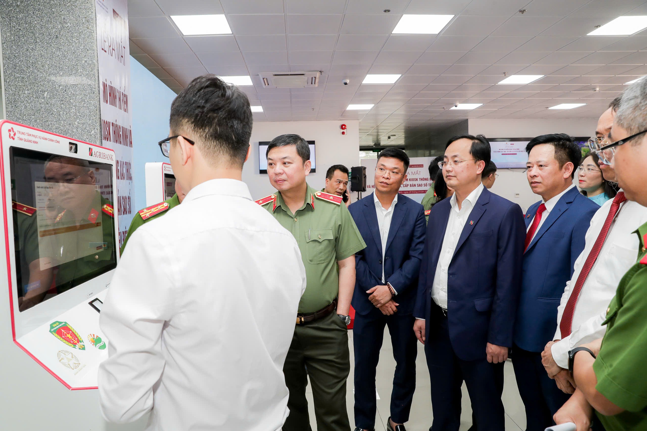 Quảng Ninh ra mắt mô hình Kiosk thông minh: Đưa dịch vụ công số đến gần hơn với người dân