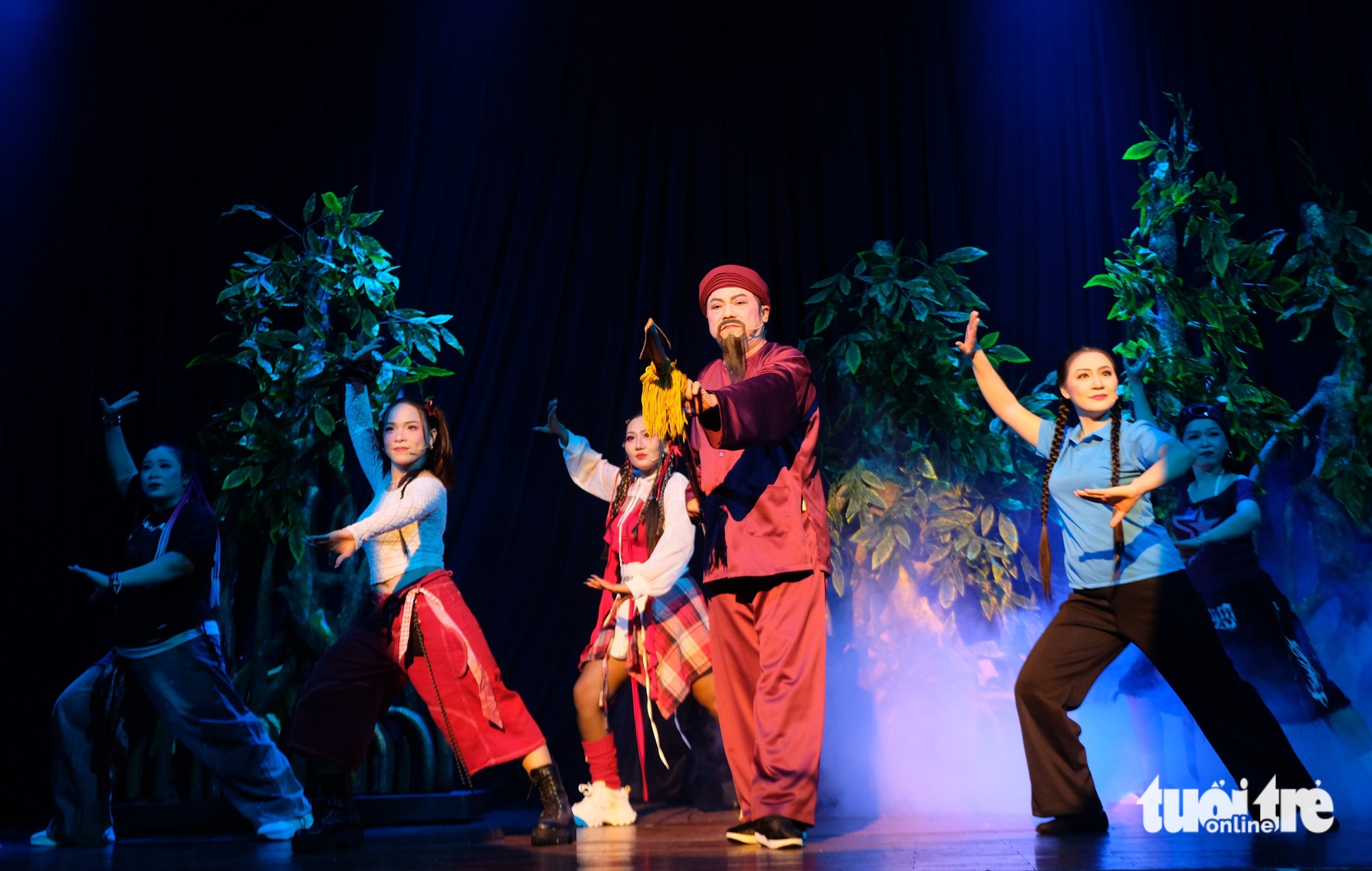 sân khấu - Ảnh 1.