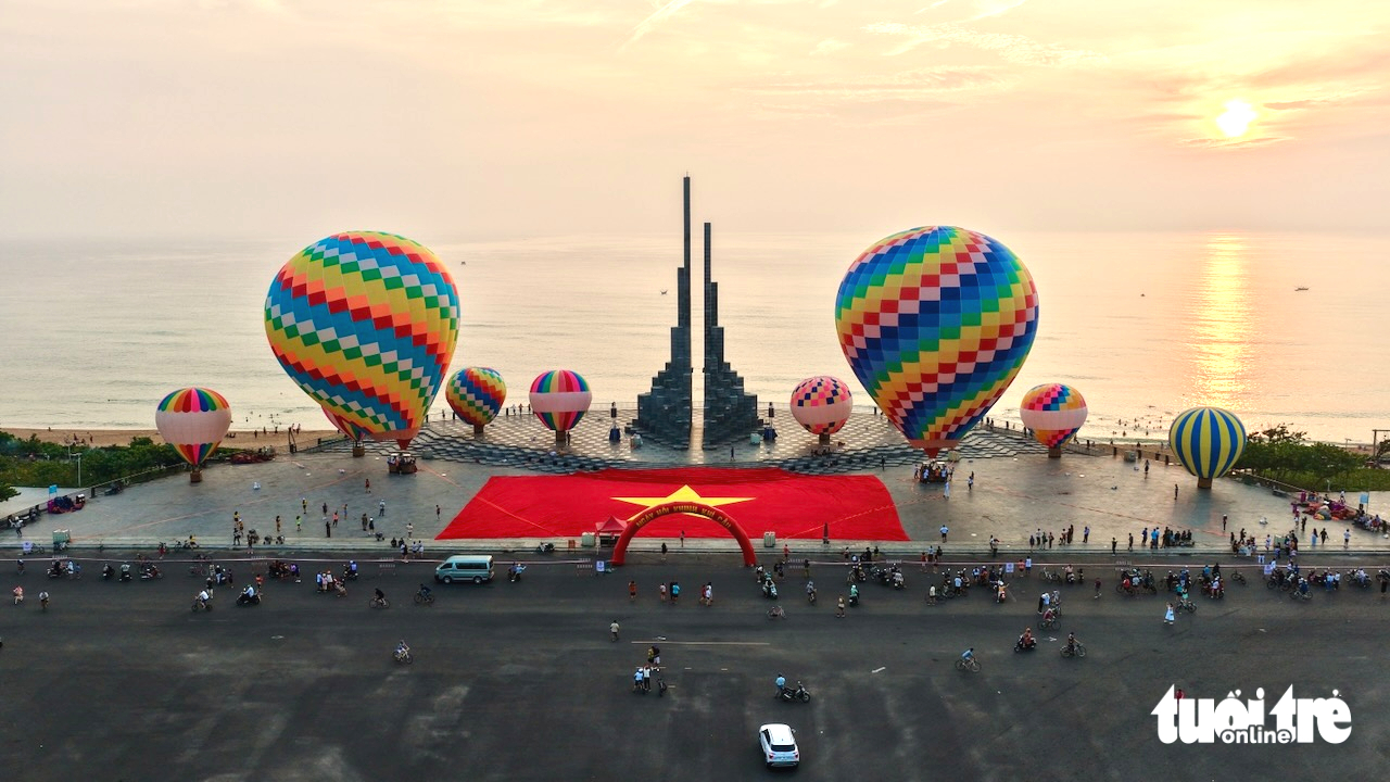 Lần đầu bay khinh khí cầu ở Tuy Hòa, du khách chiêm ngưỡng trong bình minh - Ảnh 1.
