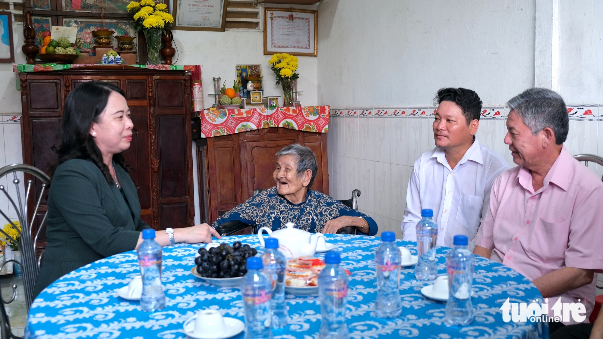 Phó chủ tịch nước Võ Thị Ánh Xuân thăm, tặng quà gia đình chính sách, công nhân lao động Đồng Tháp - Ảnh 1.