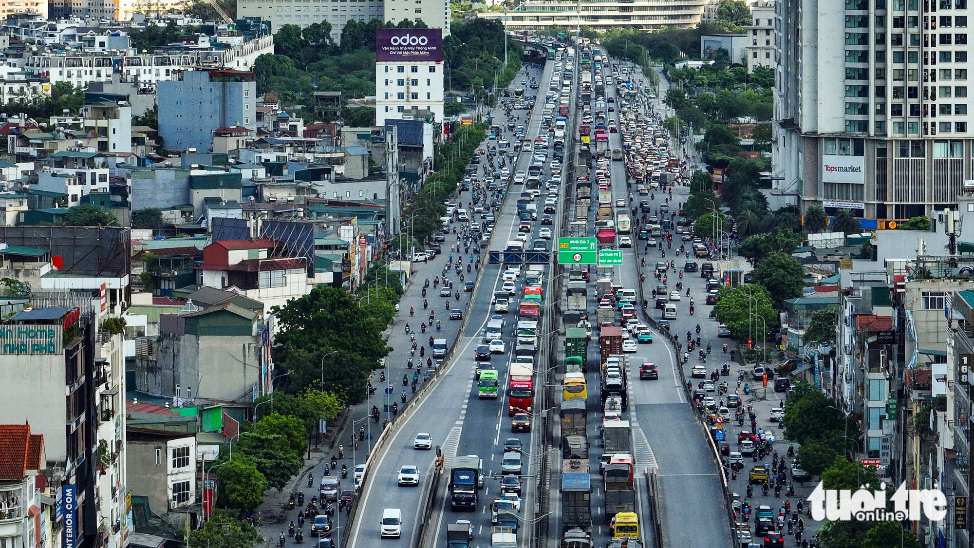 Dòng người ùn ùn rời Hà Nội nghỉ lễ, một ô tô bốc cháy ở đường trên cao - Ảnh 7.