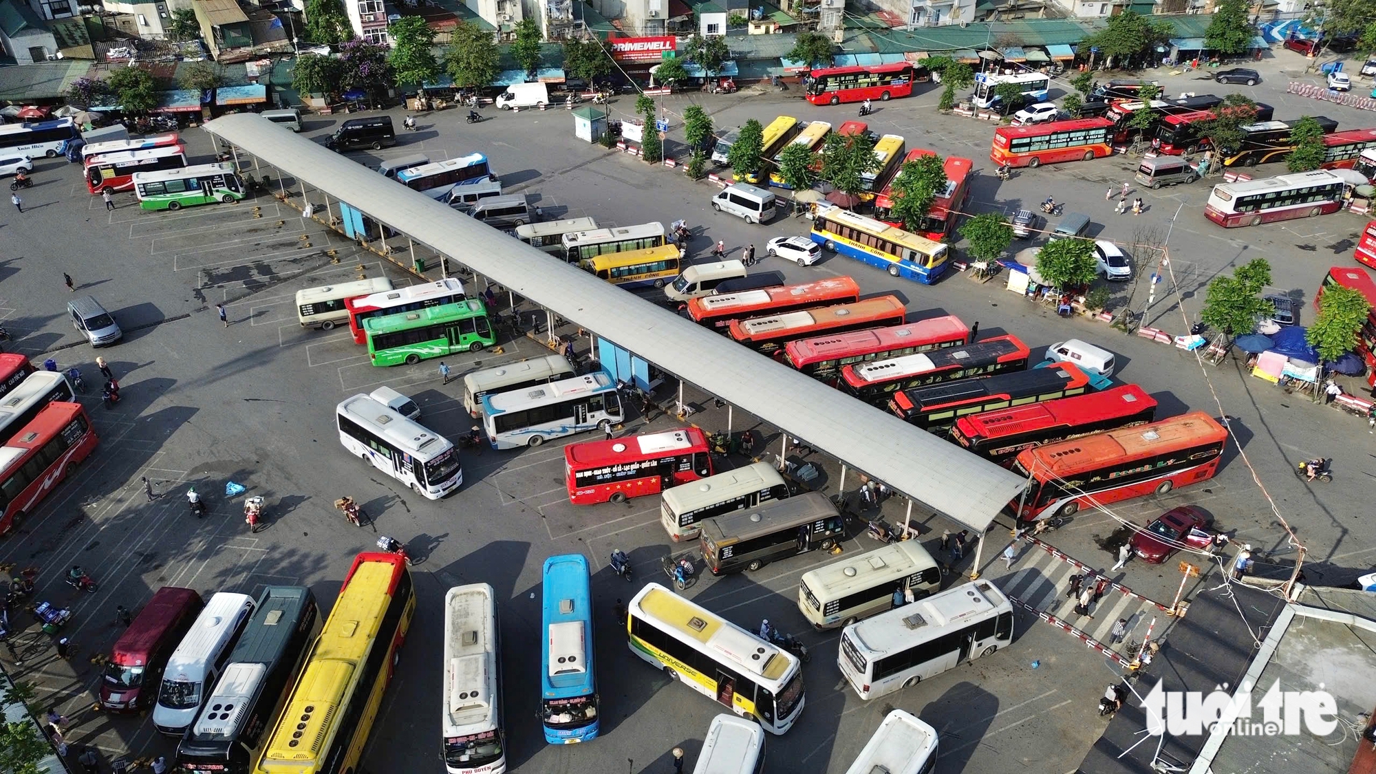 Dòng người ùn ùn rời Hà Nội nghỉ lễ, một ô tô bốc cháy ở đường trên cao - Ảnh 10.