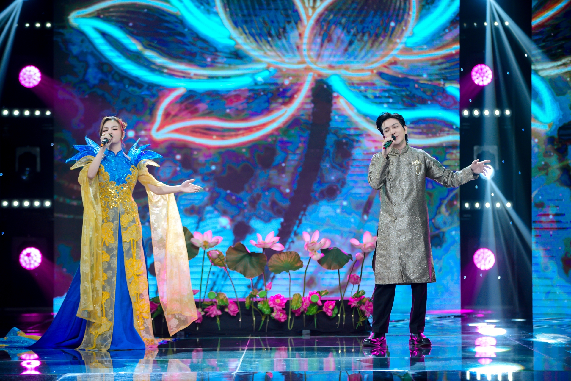 Trân Oanh và Thủy Tiên: Từ Nhân Viên Văn Phòng Đến Quán Quân Tỏa Sáng Sao Đôi 2026