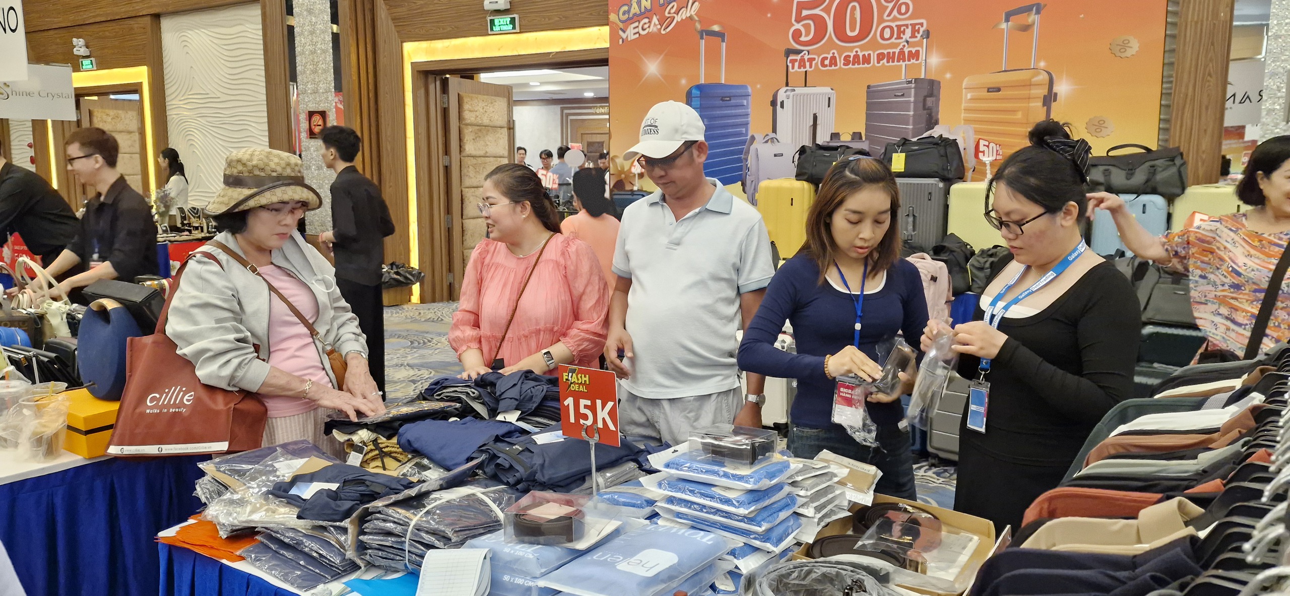 hàng hiệu - Ảnh 1.