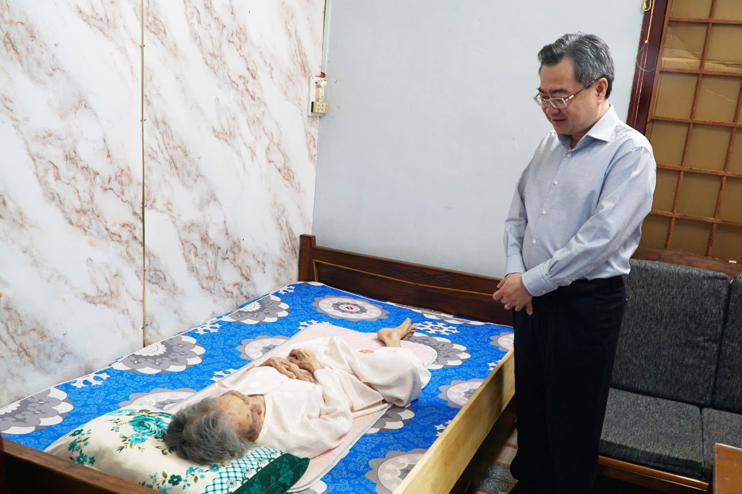 Ông Nguyễn Thanh Nghị thăm, tặng quà gia đình chính sách, công nhân khó khăn ở Quảng Ngãi - Ảnh 1.