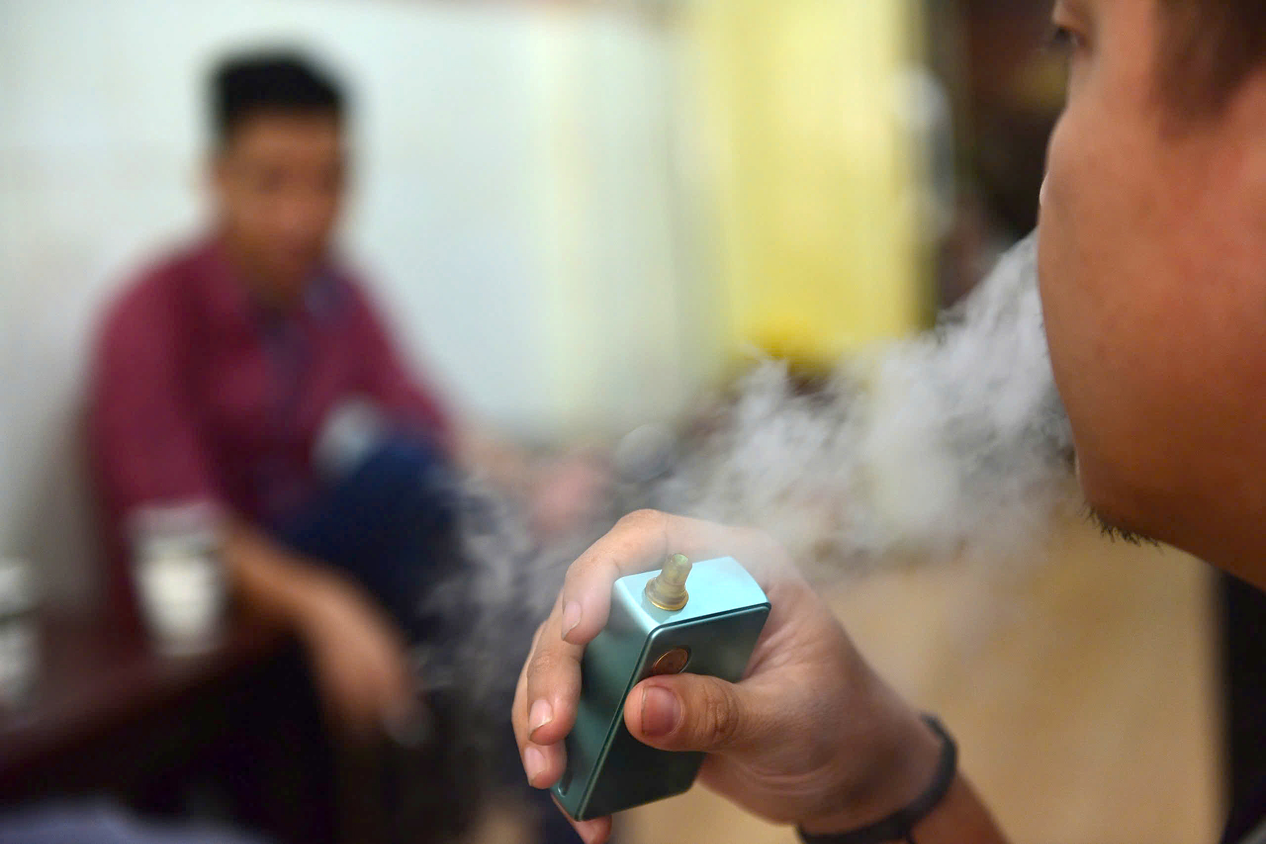 Từ 25-5, chủ nhà thu tiền điện sai quy định sẽ bị phạt nặng - Ảnh 2.