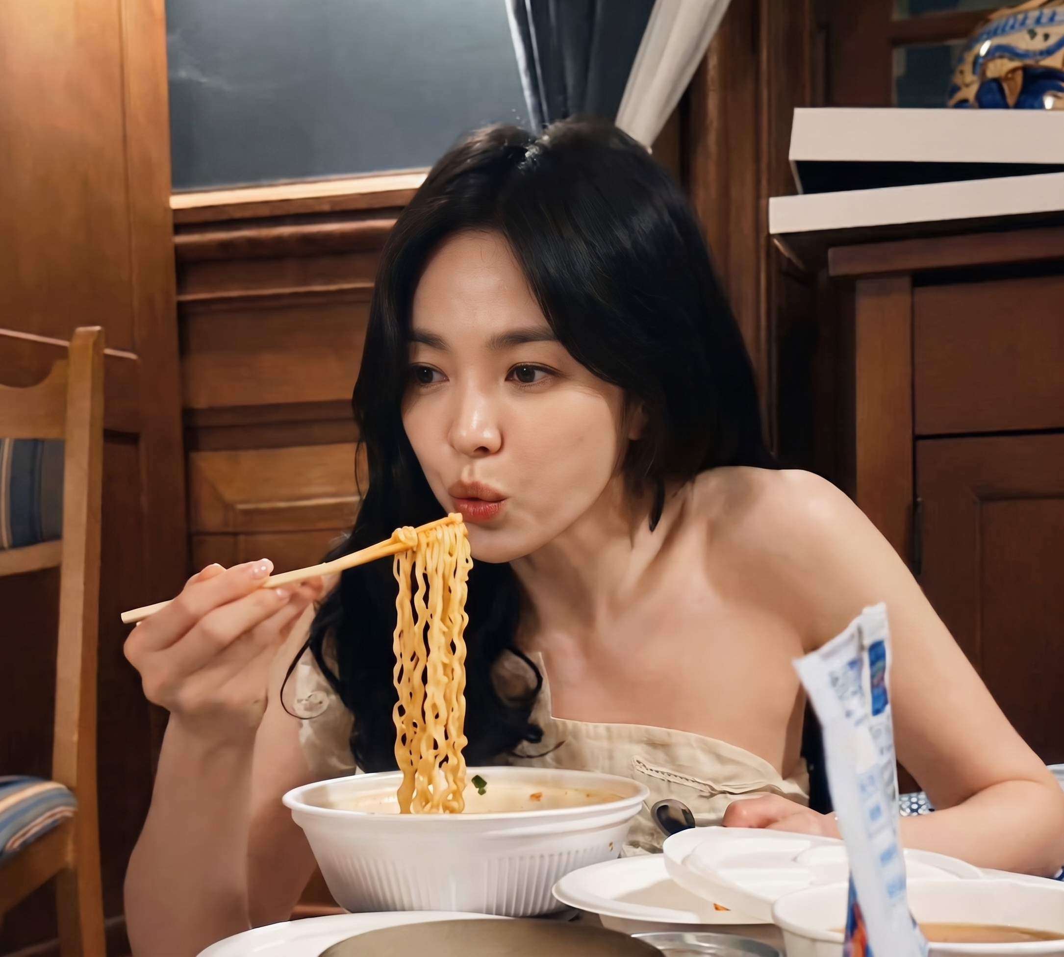 Cách nào để ăn mì ăn liền ngon mà không sợ tăng cân như Song Hye Kyo? - Ảnh 1.