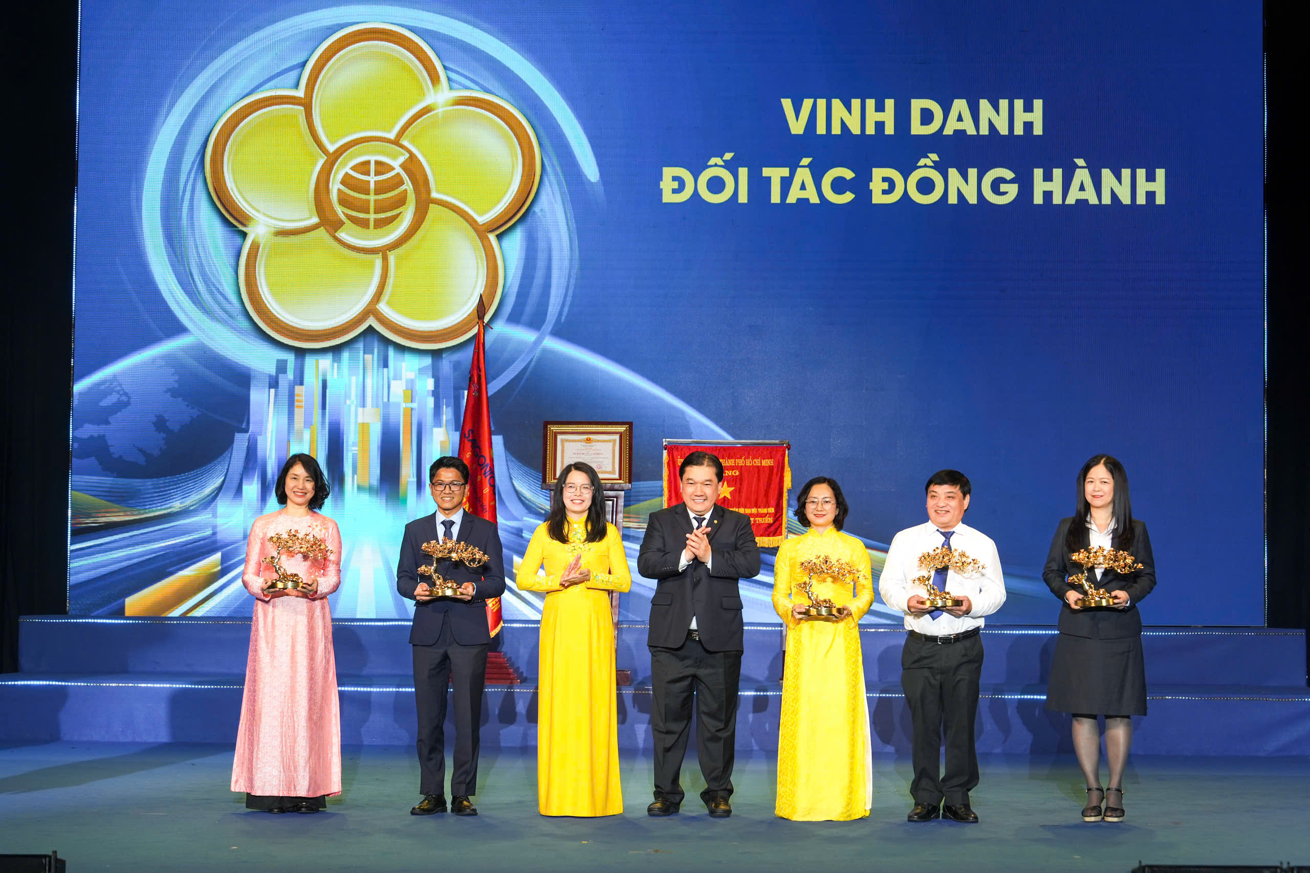 Saigontourist Group nhận huân chương lao động - Ảnh 4.