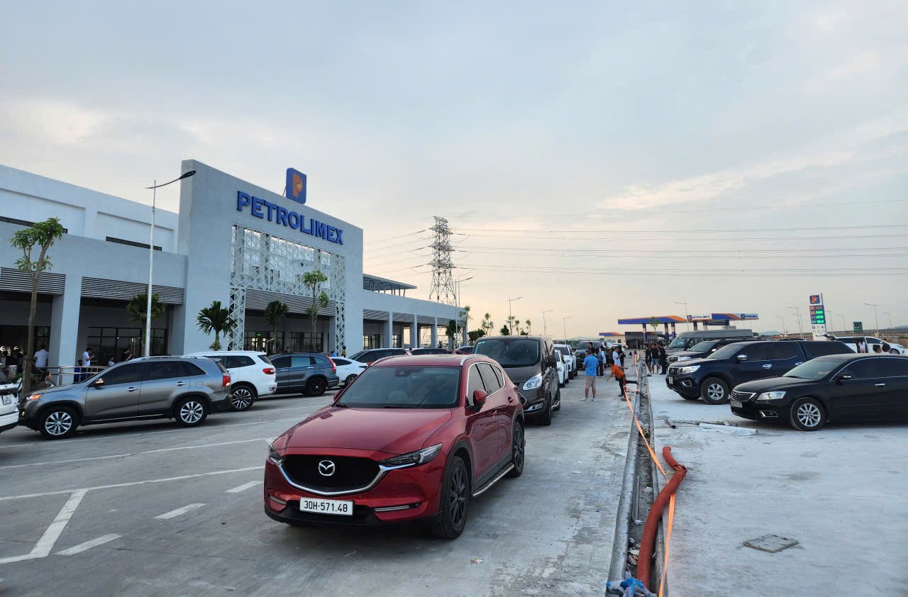 Cao tốc Bắc - Nam có 21 trạm dừng nghỉ hoạt động dịp lễ 30-4, 1-5 - Ảnh 1.