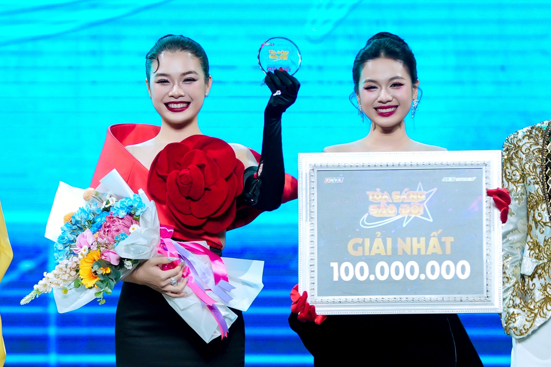 Tran Oanh et Thuy Tien ont été couronnés vainqueurs du concours Couple ...