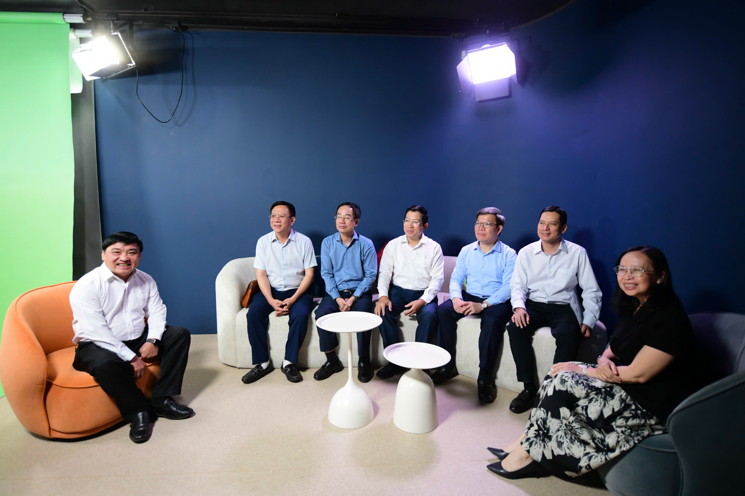 Đại biểu Bộ Văn hóa, TP.HCM cùng đại diện nhiều cơ quan báo chí tham quan tòa soạn báo Tuổi Trẻ - Ảnh 12.