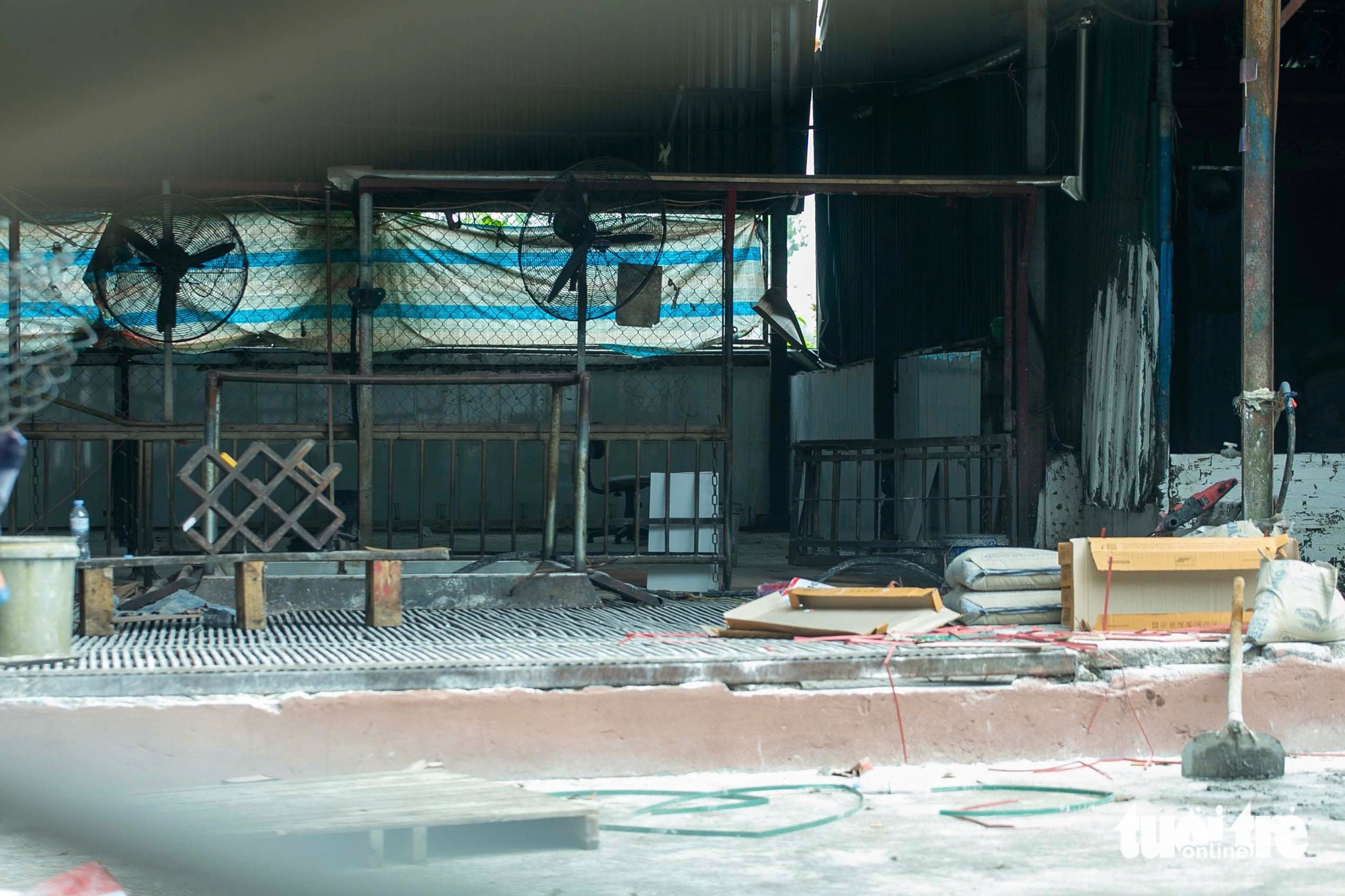 Hanoi slaughterhouse shut down after 300-tonne diseased pork scandal - Ảnh 3.