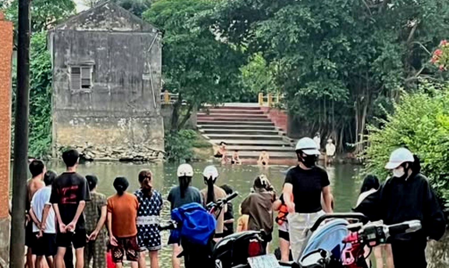 Nhảy từ cây cao xuống sông Kiến Giang, một học sinh lớp 9 chết đuối thương tâm - Ảnh 1.