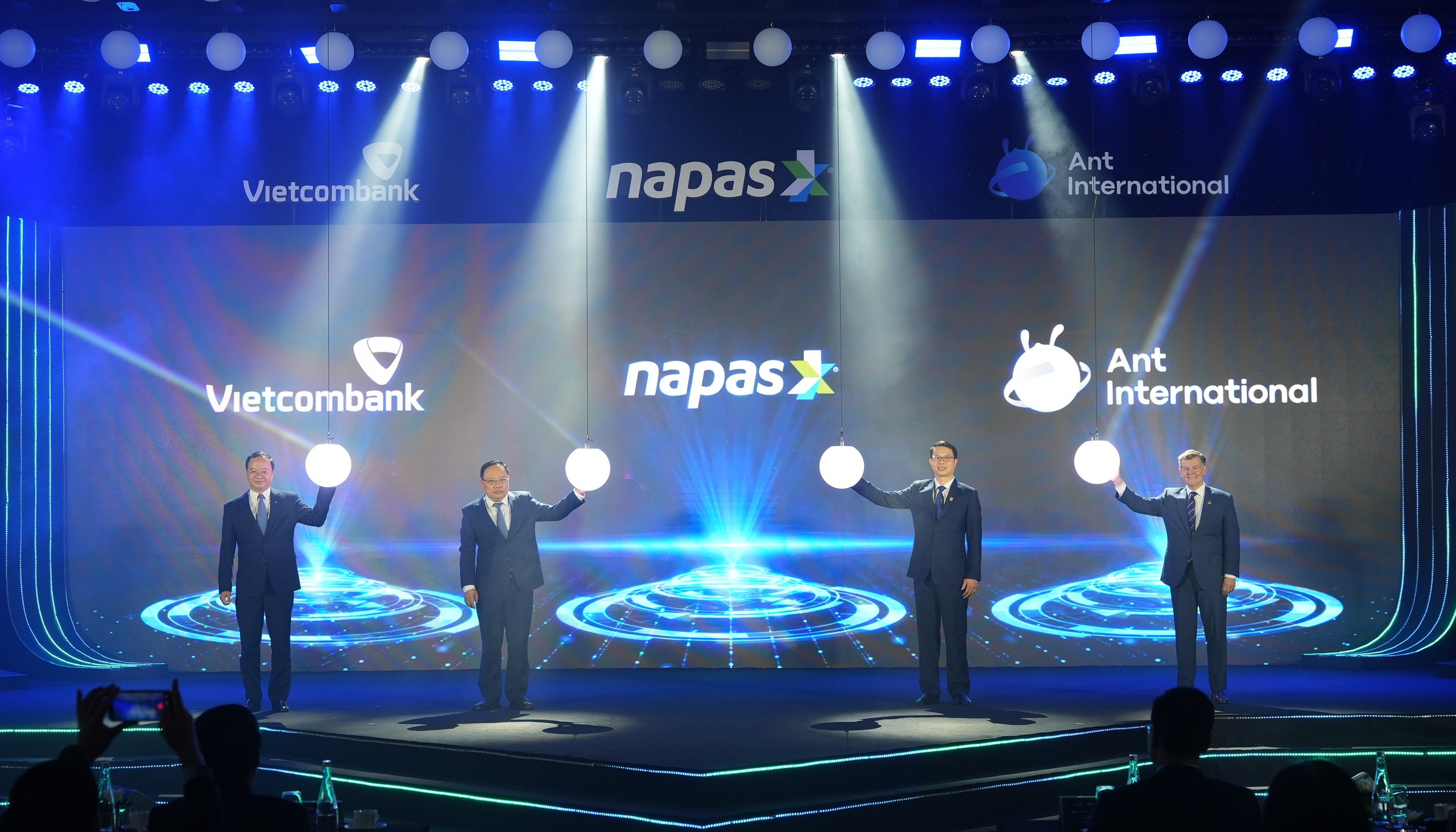 Du khách Trung Quốc sang Việt Nam quét QR Alipay, thanh toán ‘như ở nhà’ - Ảnh 1.