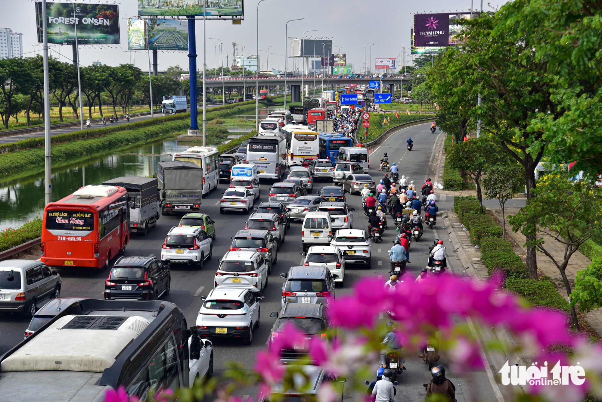Người dân tiếp tục rời TP.HCM đi du lịch, cửa ngõ phía tây ùn tắc - Ảnh 1.