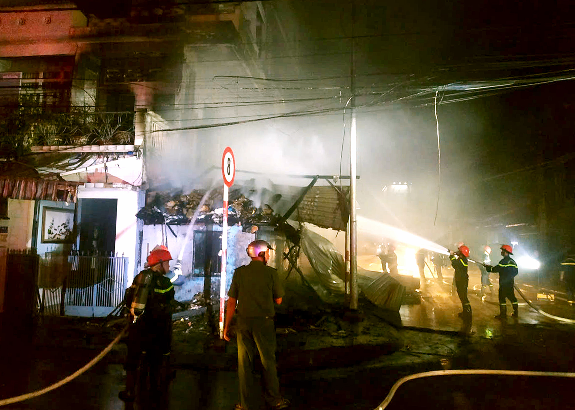 Cháy kho phế liệu, khu vực Mỹ Tho cúp điện trên diện rộng giữa đêm khuya - Ảnh 1.