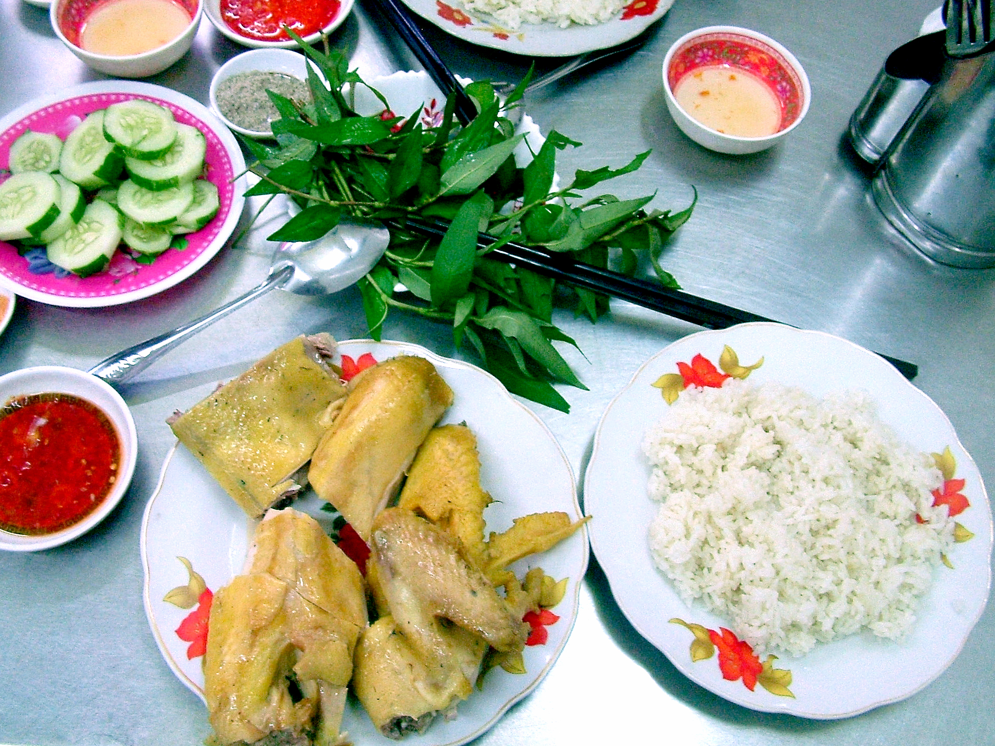 Ký ức về dĩa cơm gà của cậu bé lần đầu được đi xa - Ảnh 1.