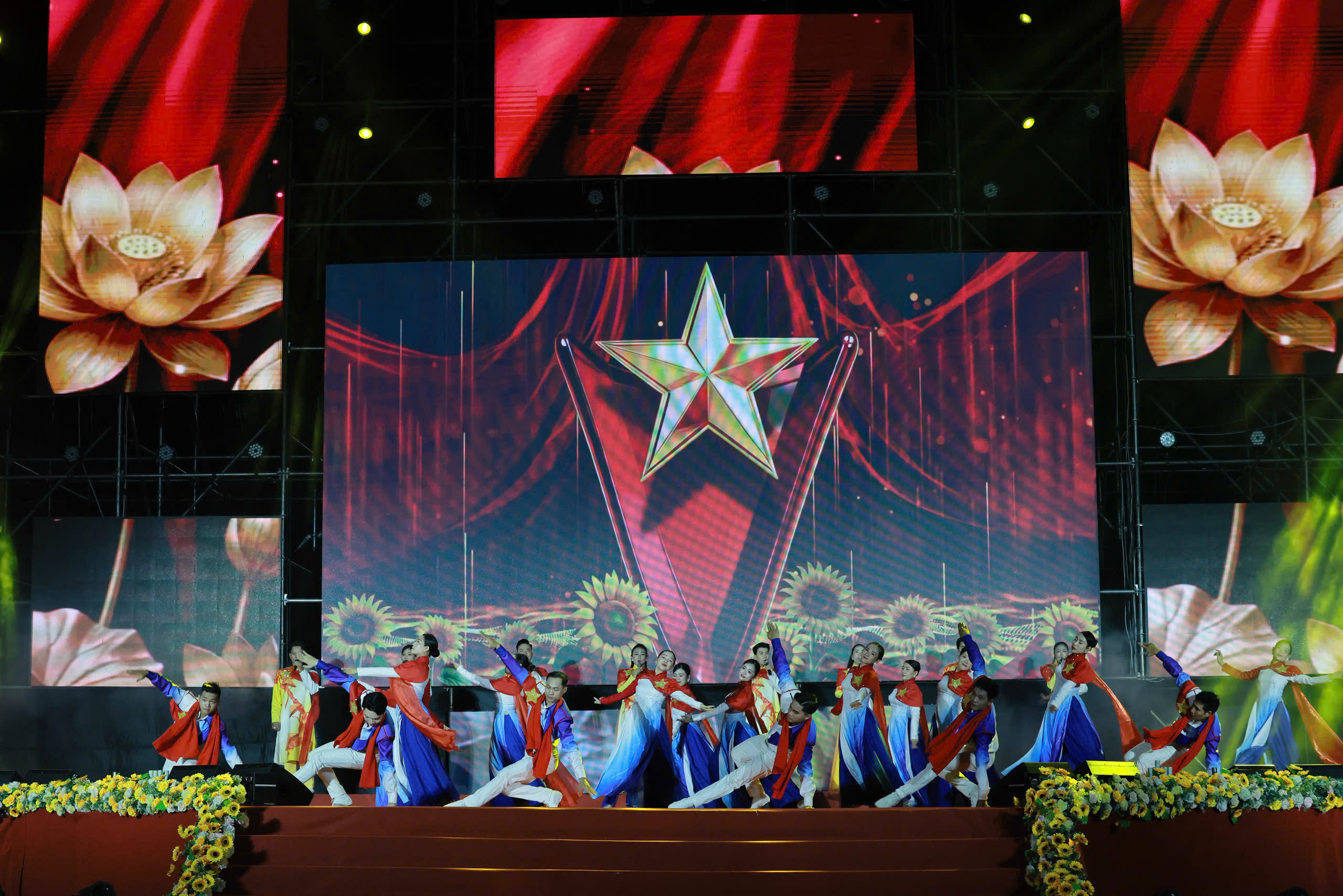 Rực rỡ pháo hoa đêm nghệ thuật 'Đồng Nai dòng chảy lịch sử - khát vọng tương lai' - Ảnh 4.