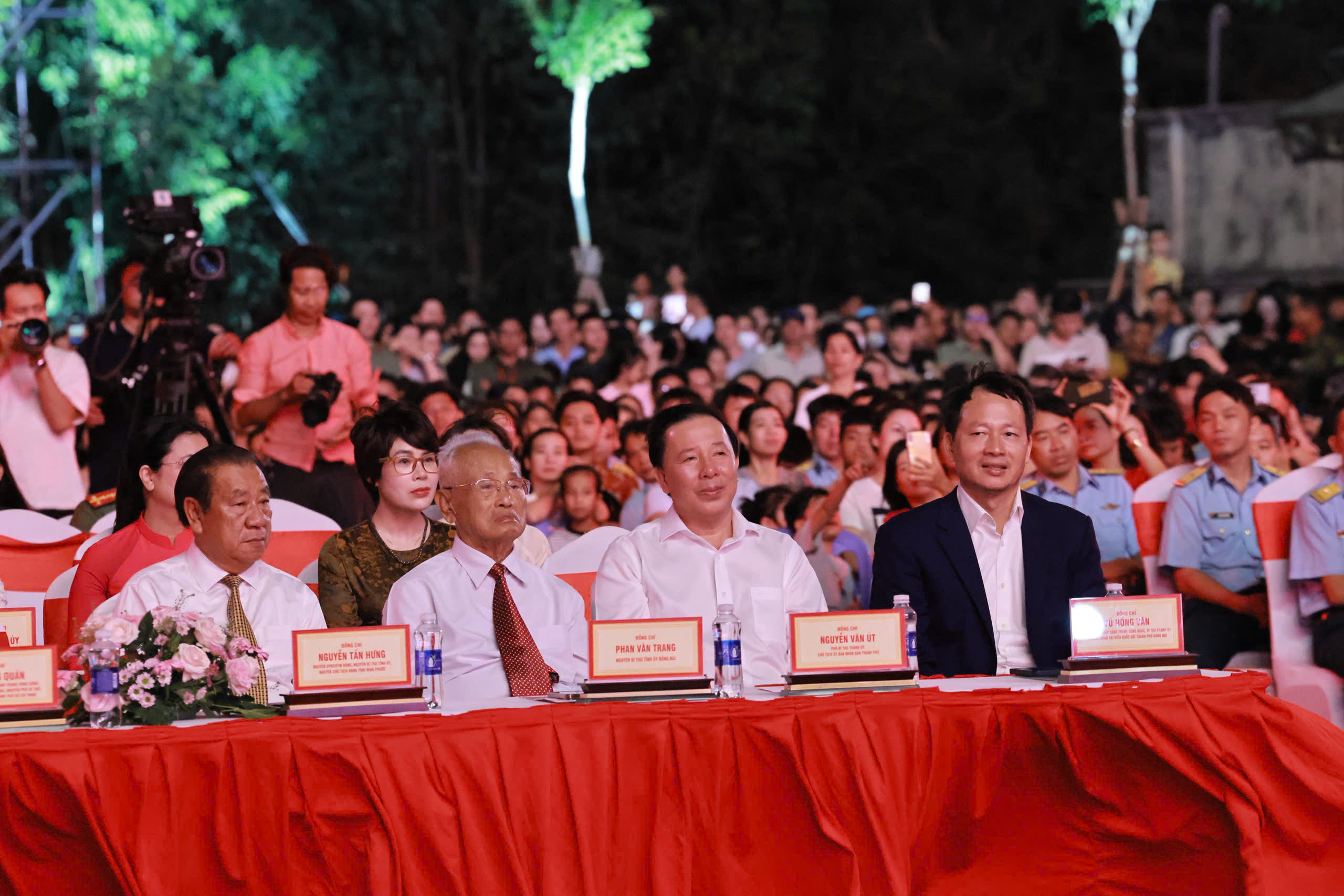 Rực rỡ pháo hoa đêm nghệ thuật 'Đồng Nai dòng chảy lịch sử - khát vọng tương lai' - Ảnh 1.