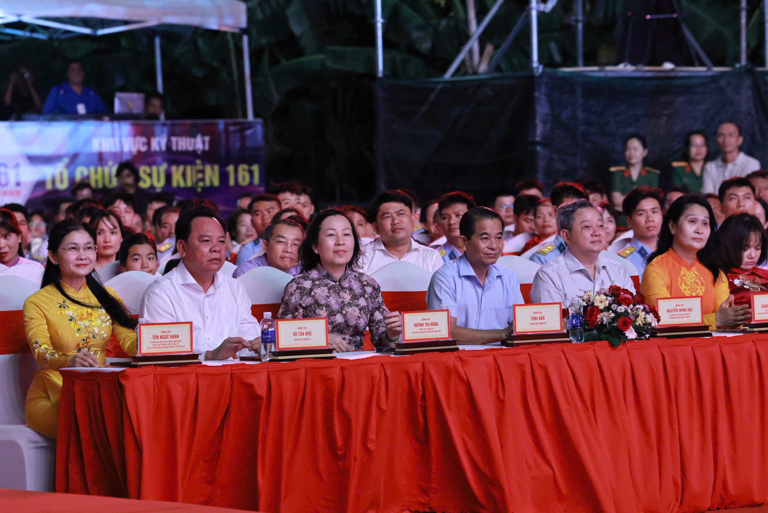 Rực rỡ pháo hoa đêm nghệ thuật 'Đồng Nai dòng chảy lịch sử - khát vọng tương lai' - Ảnh 2.