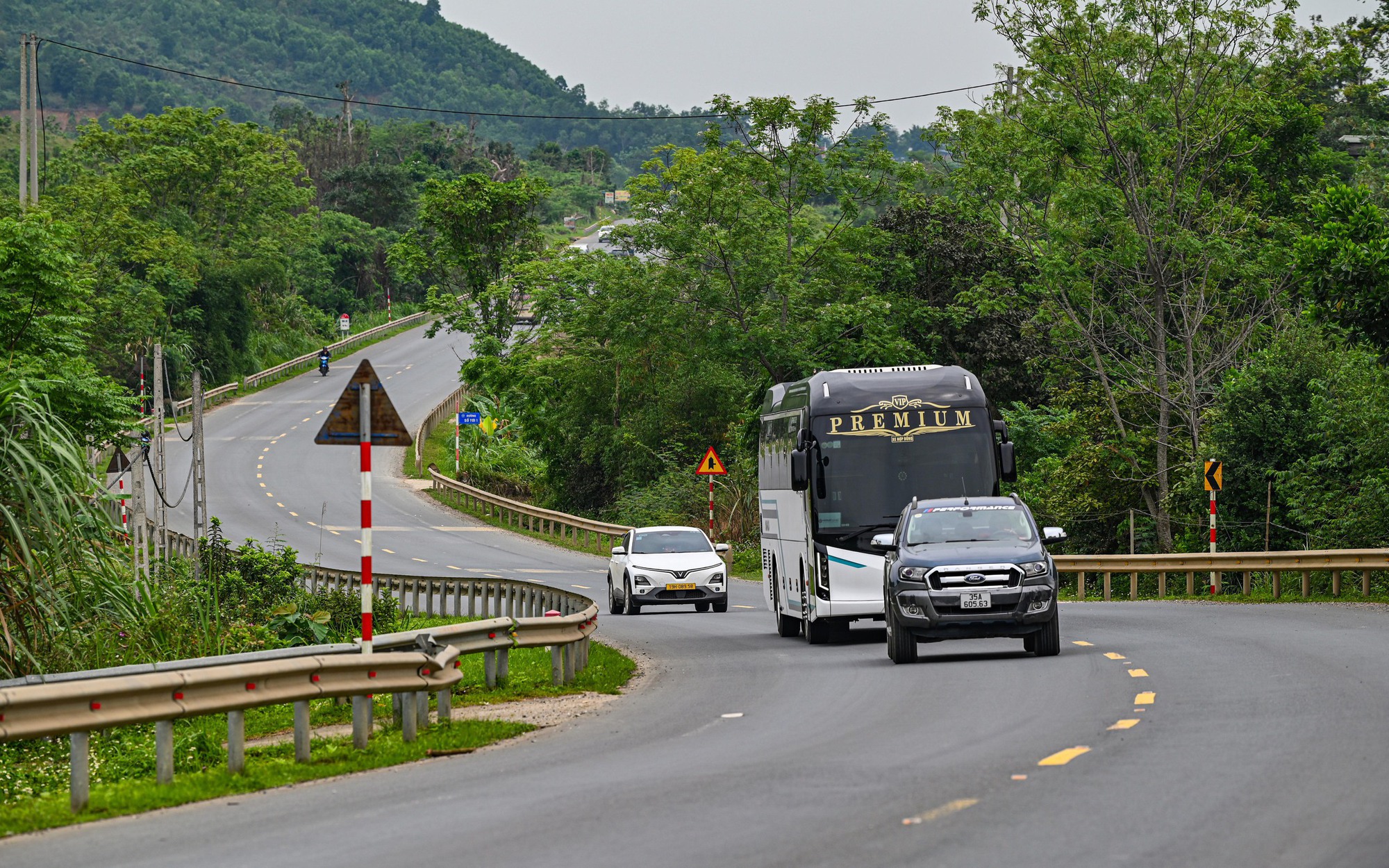 Cục CSGT công bố thêm clip vụ tai nạn ở Đắk Lắk, nghi vấn xe máy của nam sinh độ pô - Ảnh 1.