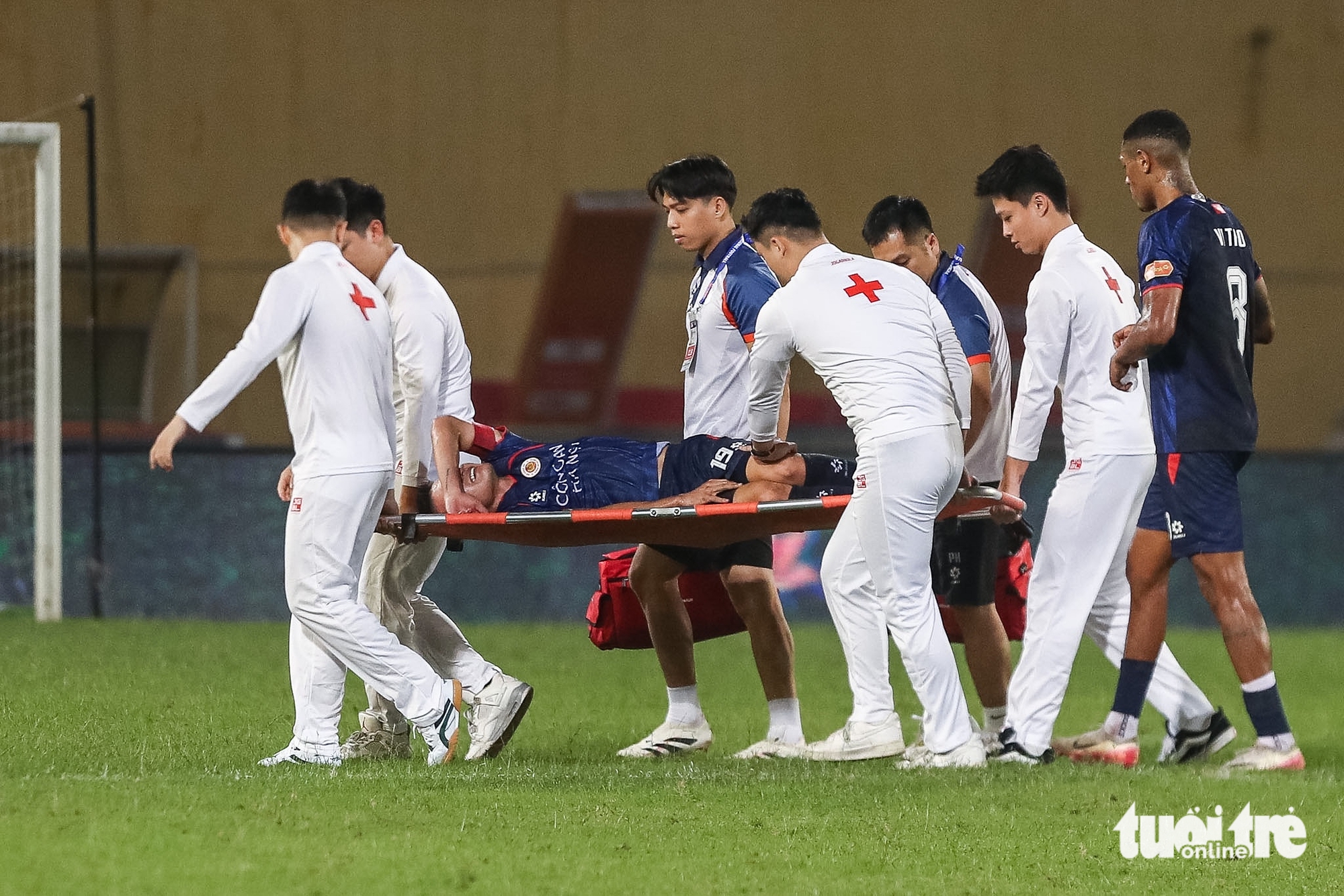 Quang Hải lên cáng sau va chạm mạnh với Quế Ngọc Hải - Ảnh 2.