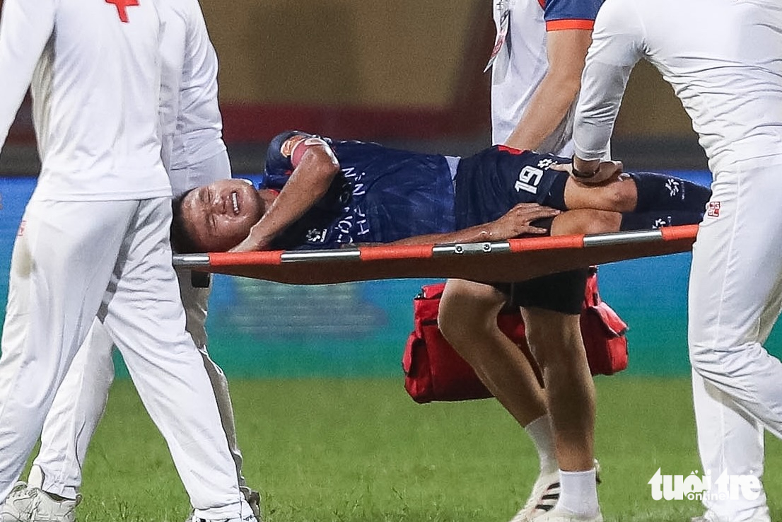 Quang Hải lên cáng sau va chạm mạnh với Quế Ngọc Hải - Ảnh 3.