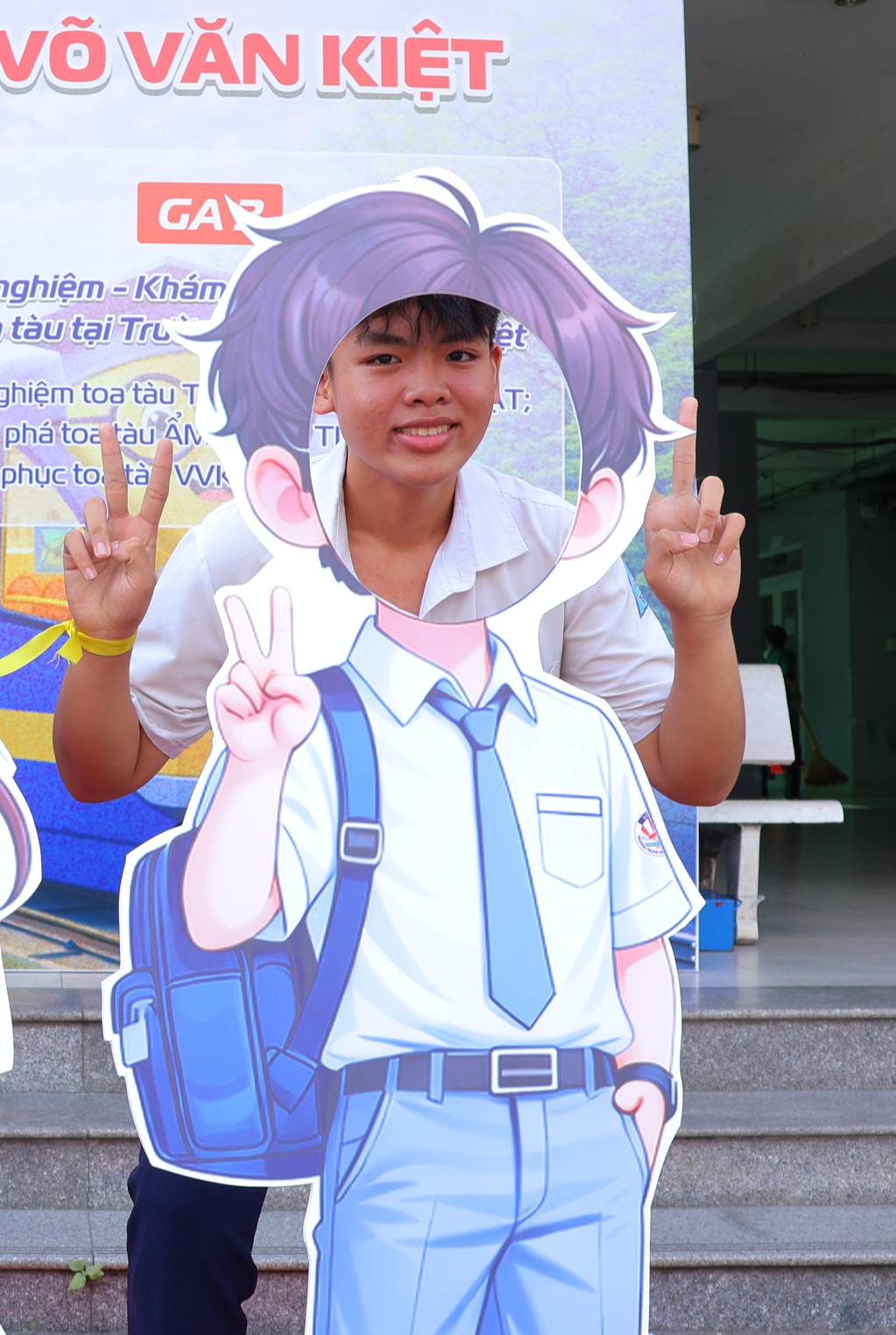 800 teen lớp 9 'lên tàu', làm học sinh Trường THPT Võ Văn Kiệt- Ảnh 1.