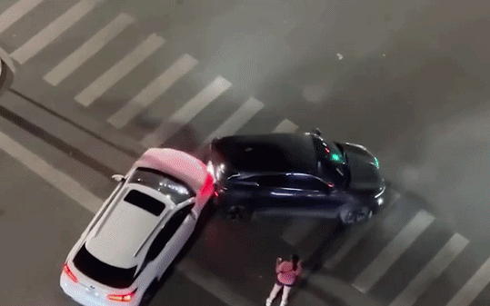 Tài xế xe tải nhanh trí cứu bé gái chập chững băng qua quốc lộ - Ảnh 2.