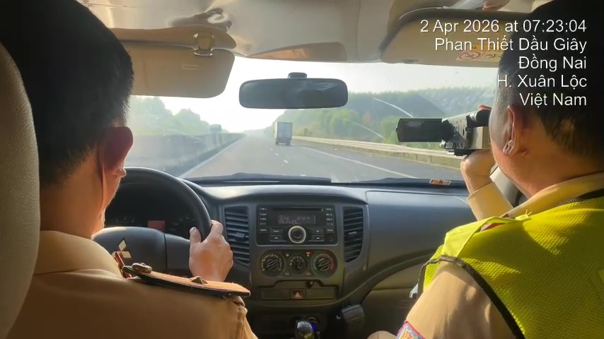 CSGT dùng ô tô 'hóa trang' quay video lỗi vi phạm trên cao tốc để phạt nguội - Ảnh 1.
