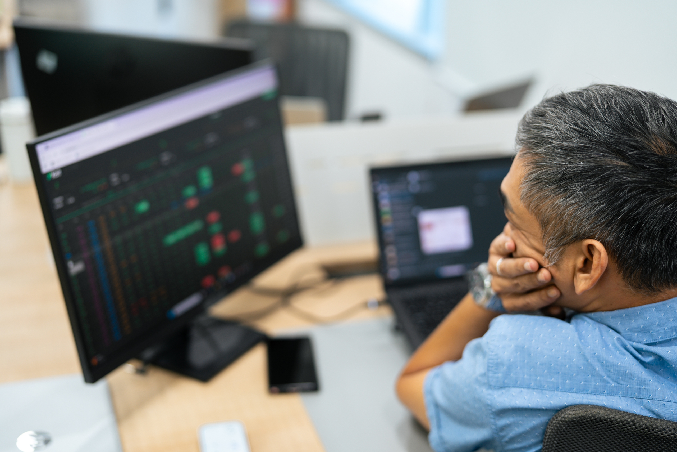 Giai đoạn bất định chưa đi qua, vì sao nhiều công ty chứng khoán chọn ‘tấn công’? - Ảnh 1.