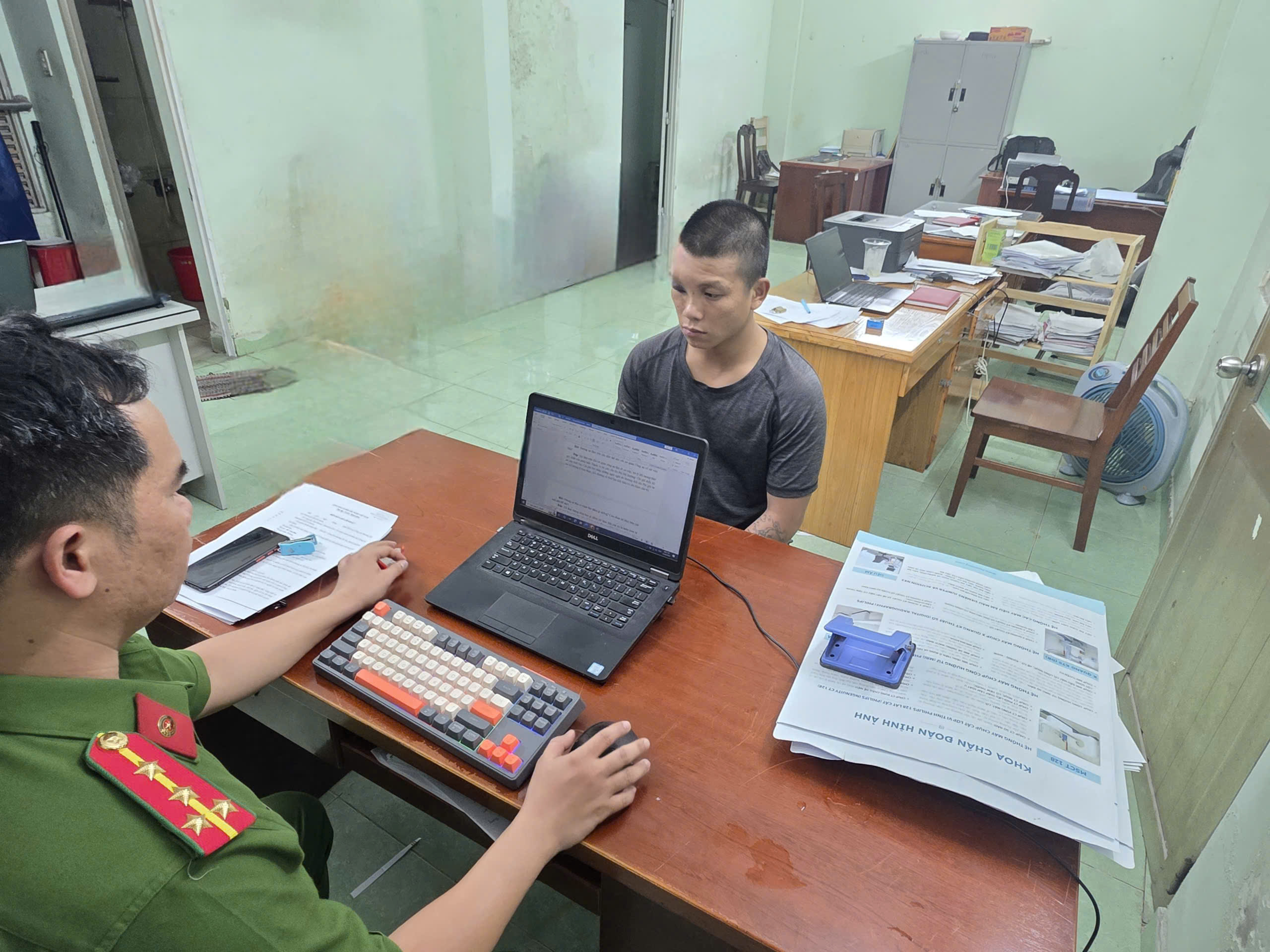 Bắt khẩn cấp nam thanh niên đánh người sau va chạm giao thông ở phường Dĩ An - Ảnh 1.