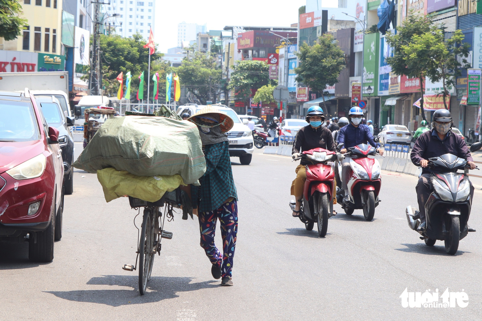 Nắng nóng gay gắt ở Đà Nẵng, làm gì để tránh say nắng, sốc nhiệt? - Ảnh 2.