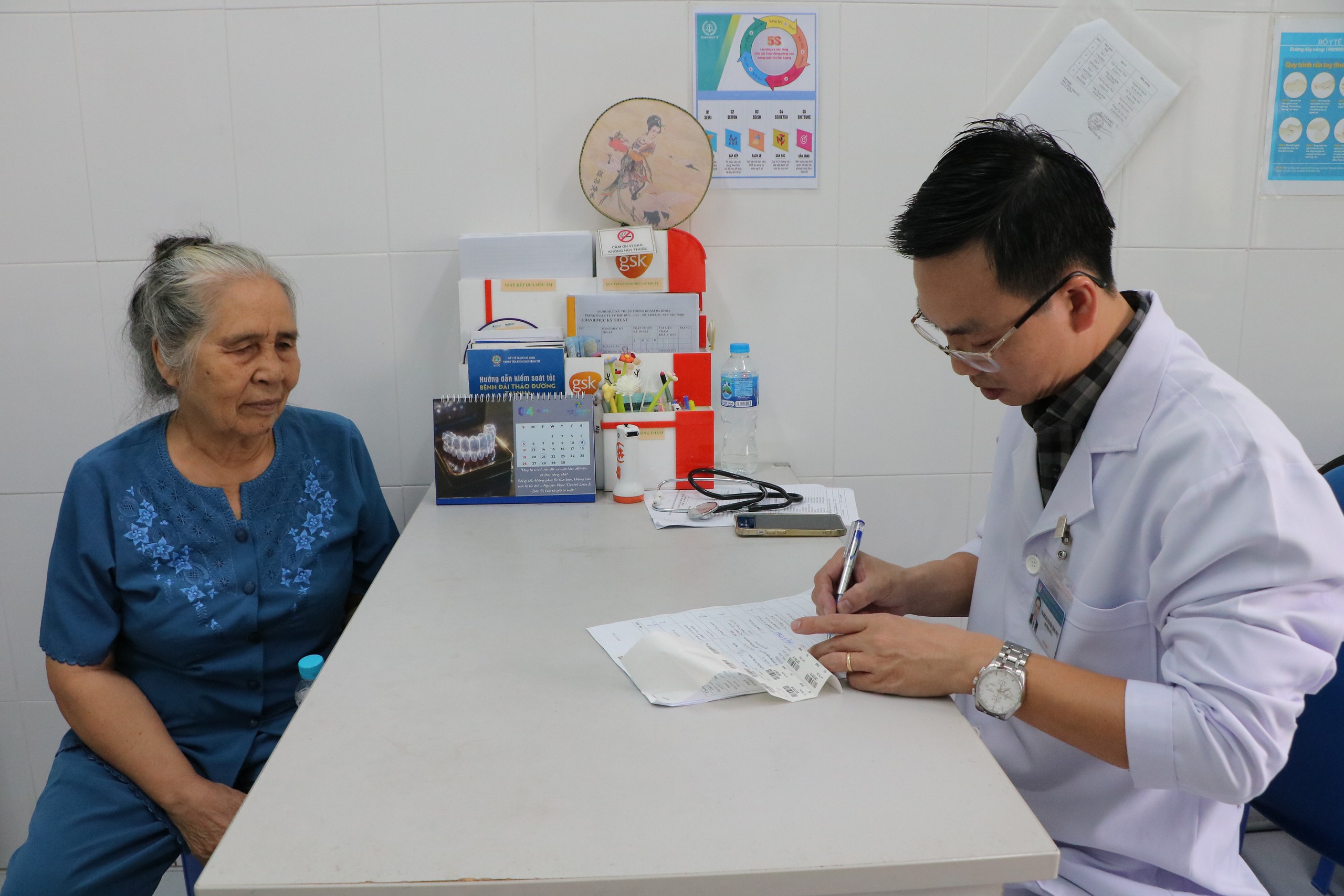 TP.HCM huy động hơn 100 bệnh viện khám sức khỏe cho 15 triệu dân - Ảnh 1.