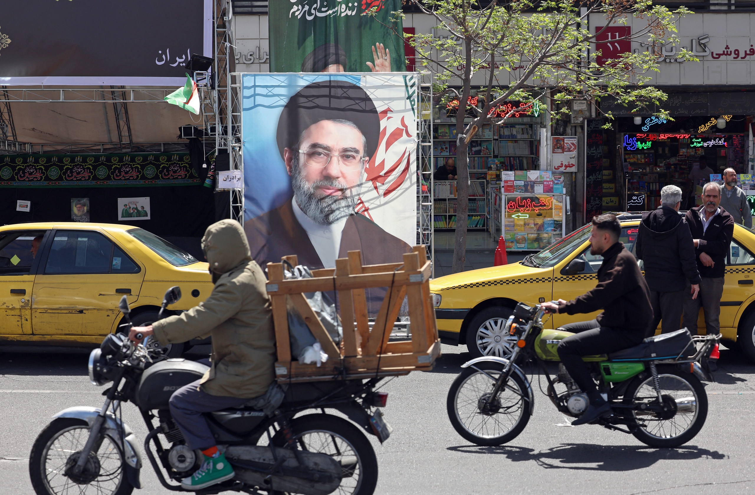 Trung Đông sáng 7-4: Iran hạ F-15 Mỹ bằng tên lửa vác vai, chỉ trích ông Trump họp báo hoang tưởng - Ảnh 4.