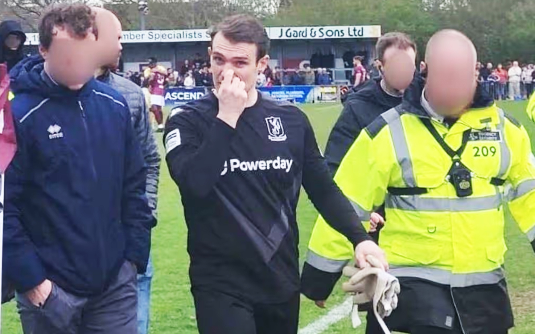 Cầu thủ bị 'ném đá' vì phớt lờ sau khi chùi ngã nữ trợ lý trọng tài - Ảnh 1.