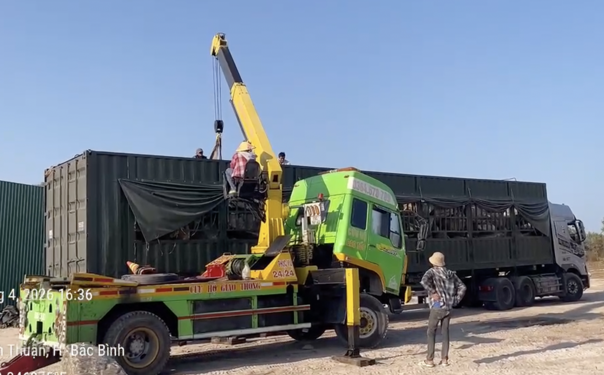 Cảnh sát giao thông xử phạt xe quá tải chạy cao tốc Vĩnh Hảo - Phan Thiết