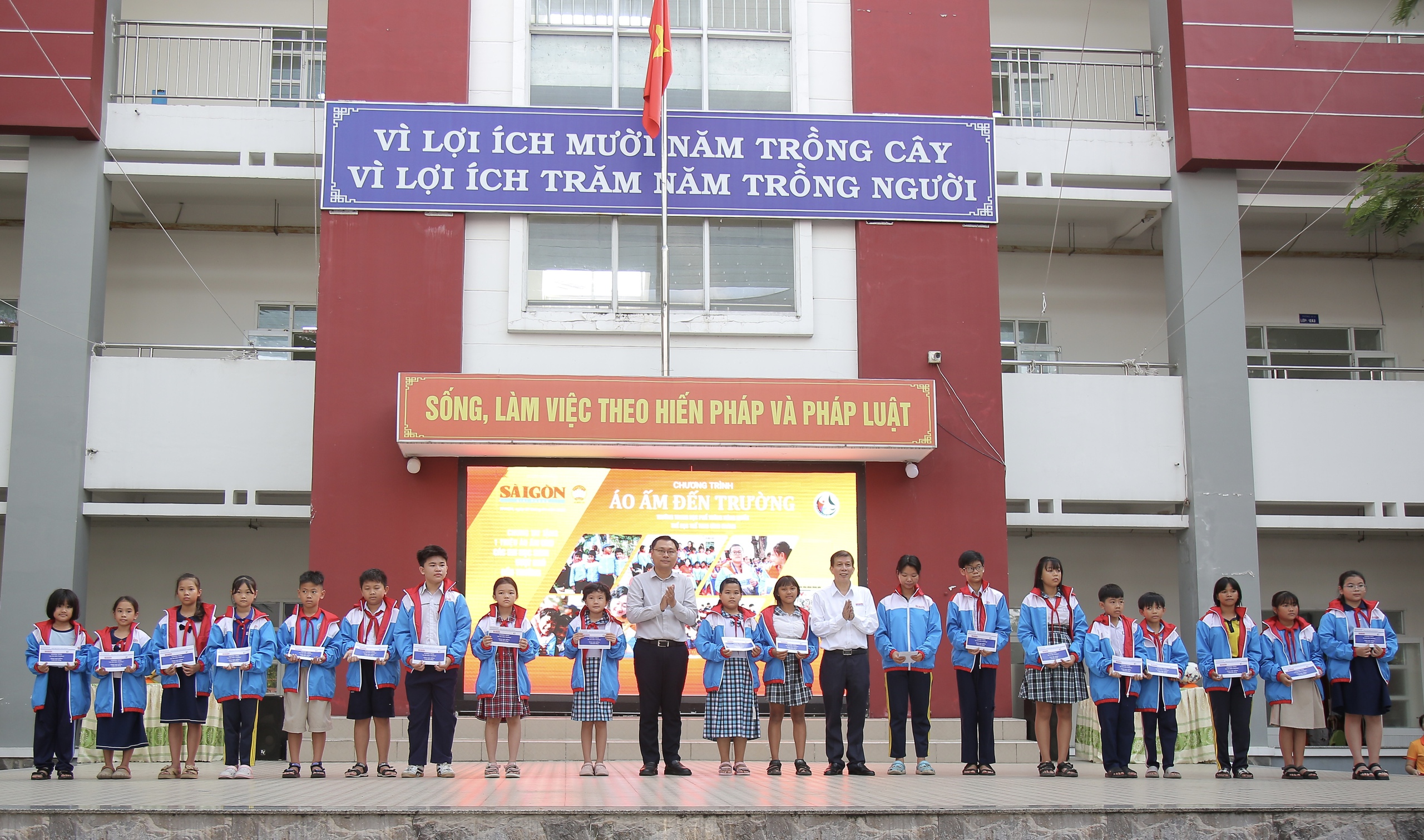 Áo ấm đến trường: Nguyễn Hoàng Đức đồng hành cùng chương trình từ xa