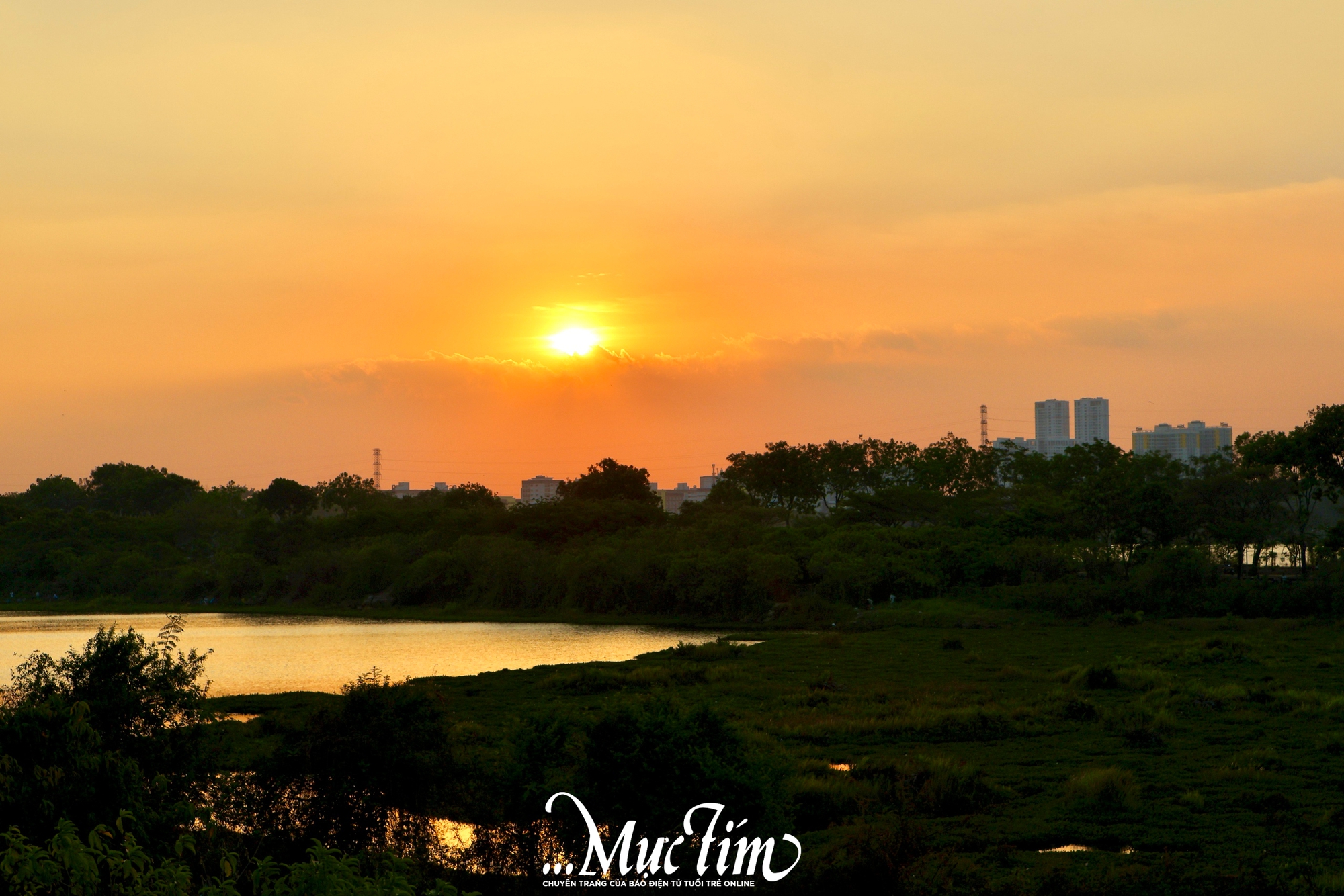 Những 'tọa độ' đón hoàng hôn thơ mộng ở làng đại học - Ảnh 1.