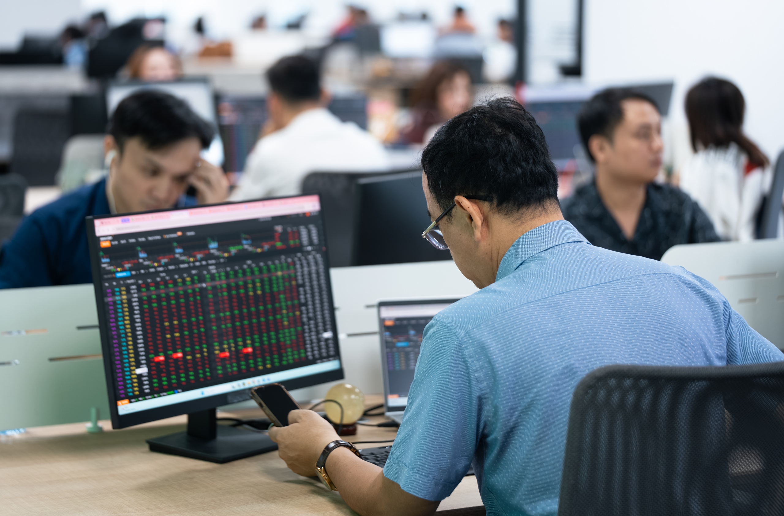 Việt Nam được nâng hạng, FTSE Russell hé lộ 32 cổ phiếu dự kiến vào rổ chỉ số toàn cầu - Ảnh 1.