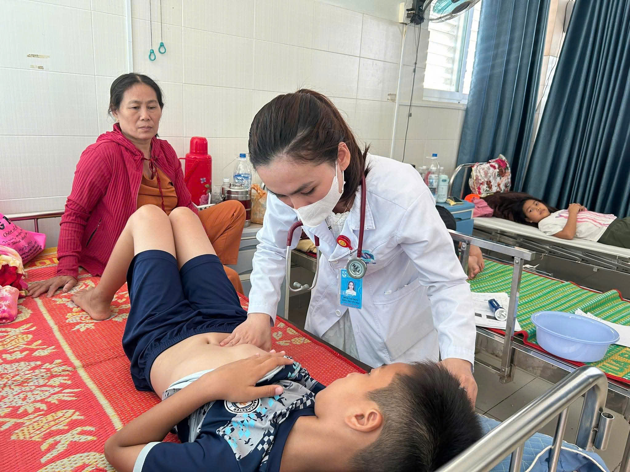 Vụ ngộ độc bánh mì mới ở Quảng Ngãi, lại là vi khuẩn Salmonella - Ảnh 1.