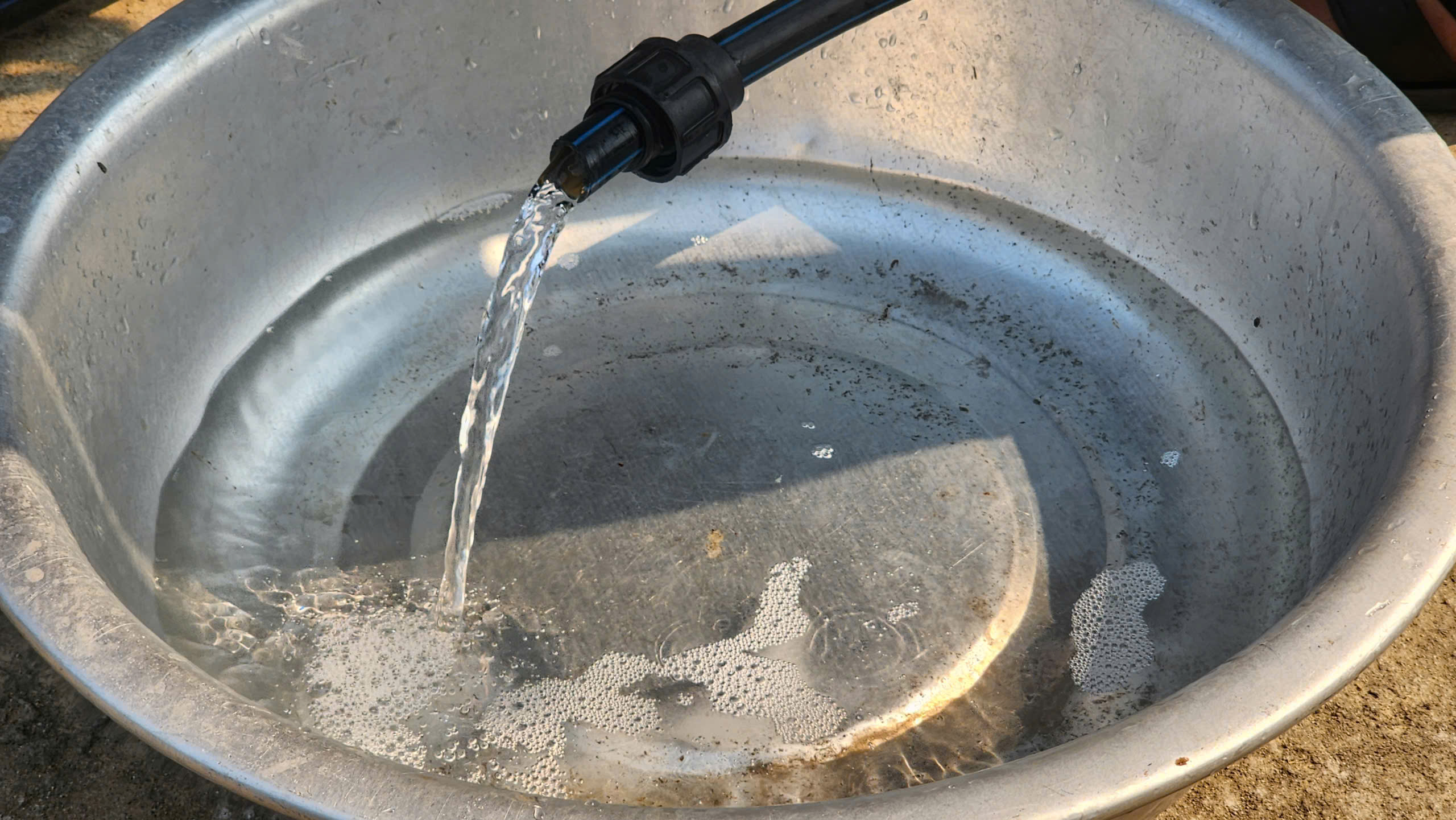 Nước sinh hoạt nổi bọt trắng: Nguyên nhân và giải pháp