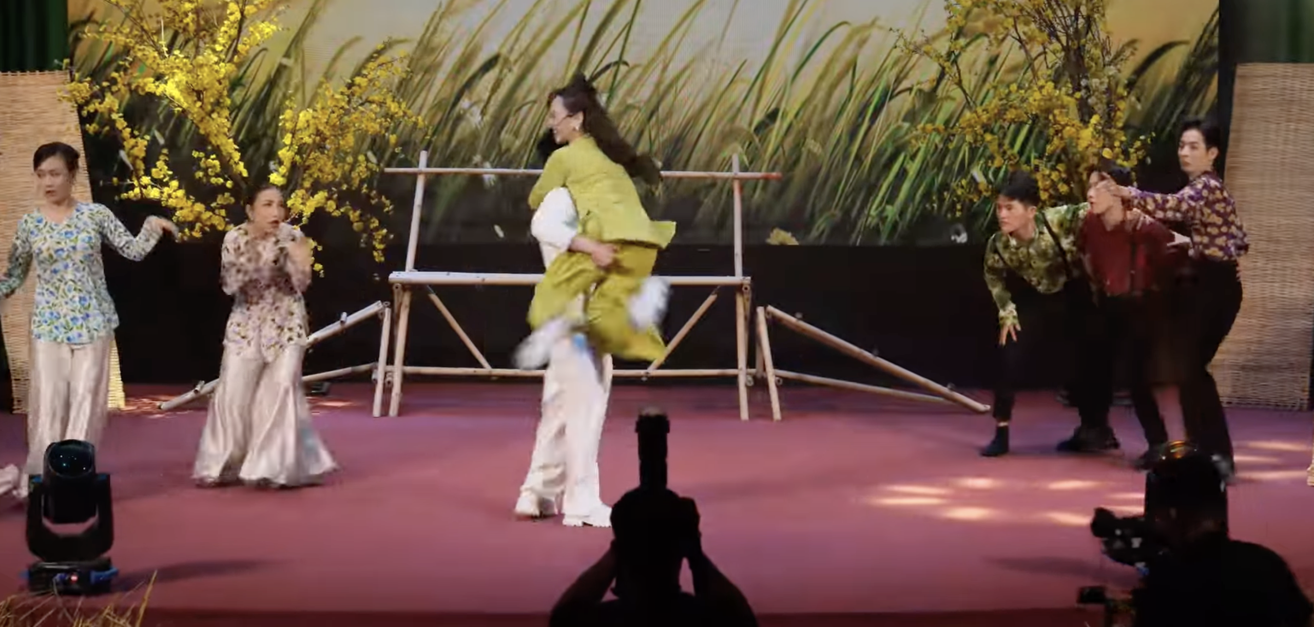 Sau ồn ào diễn chui Mê Linh biệt khúc, tiết mục khác của Bùm Bum lại gây tranh cãi - Ảnh 2. Sau ồn ào diễn chui Mê Linh biệt khúc, tiết mục khác của Bùm Bum lại gây tranh cãi - Ảnh 2.