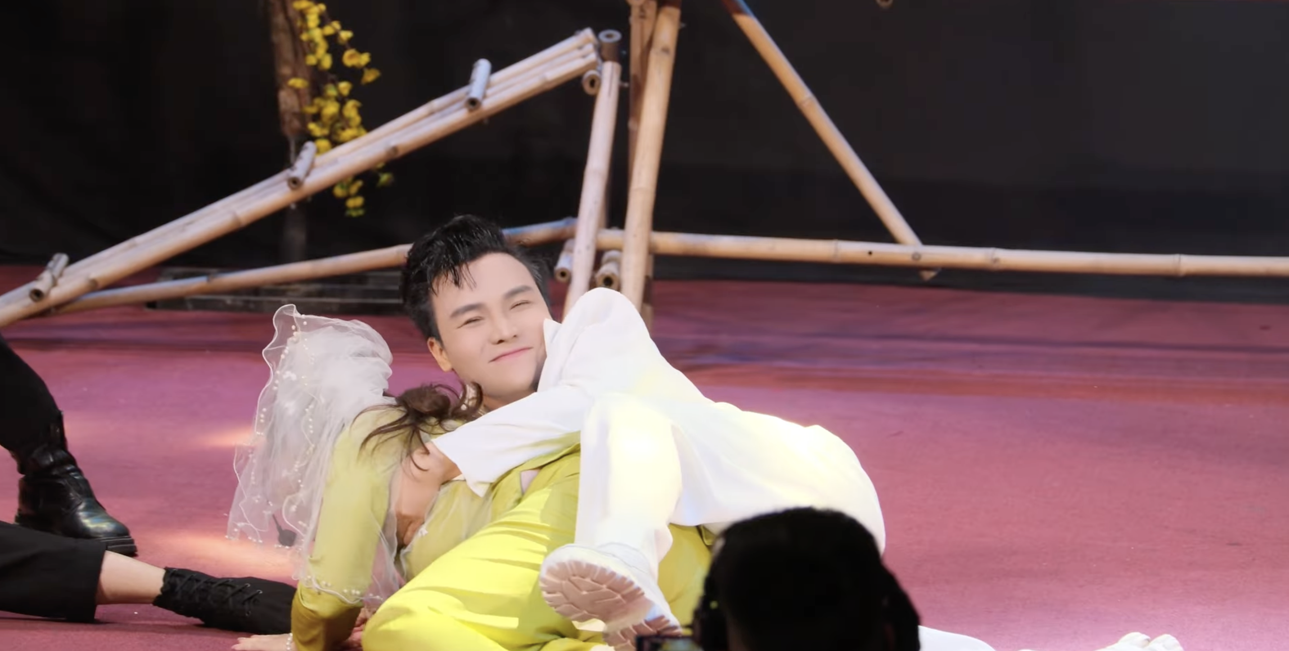 Sau ồn ào diễn chui Mê Linh biệt khúc, tiết mục khác của Bùm Bum lại gây tranh cãi - Ảnh 1. Sau ồn ào diễn chui Mê Linh biệt khúc, tiết mục khác của Bùm Bum lại gây tranh cãi - Ảnh 1.